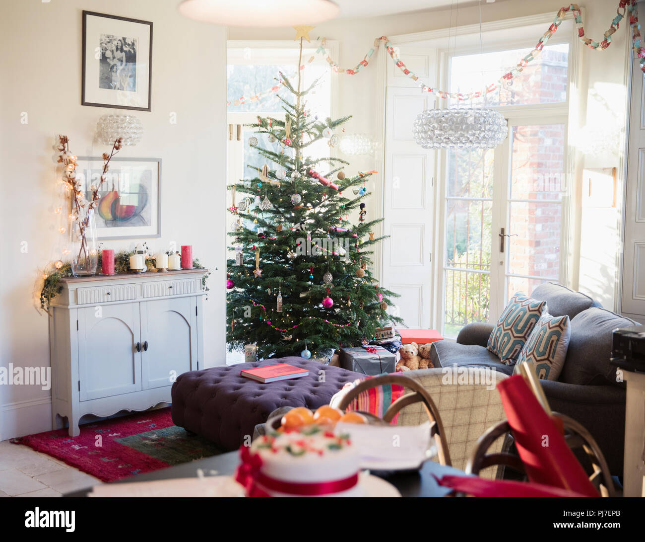 Festliche, Weihnachtsbaum und Wohnzimmer eingerichtet Stockfoto
