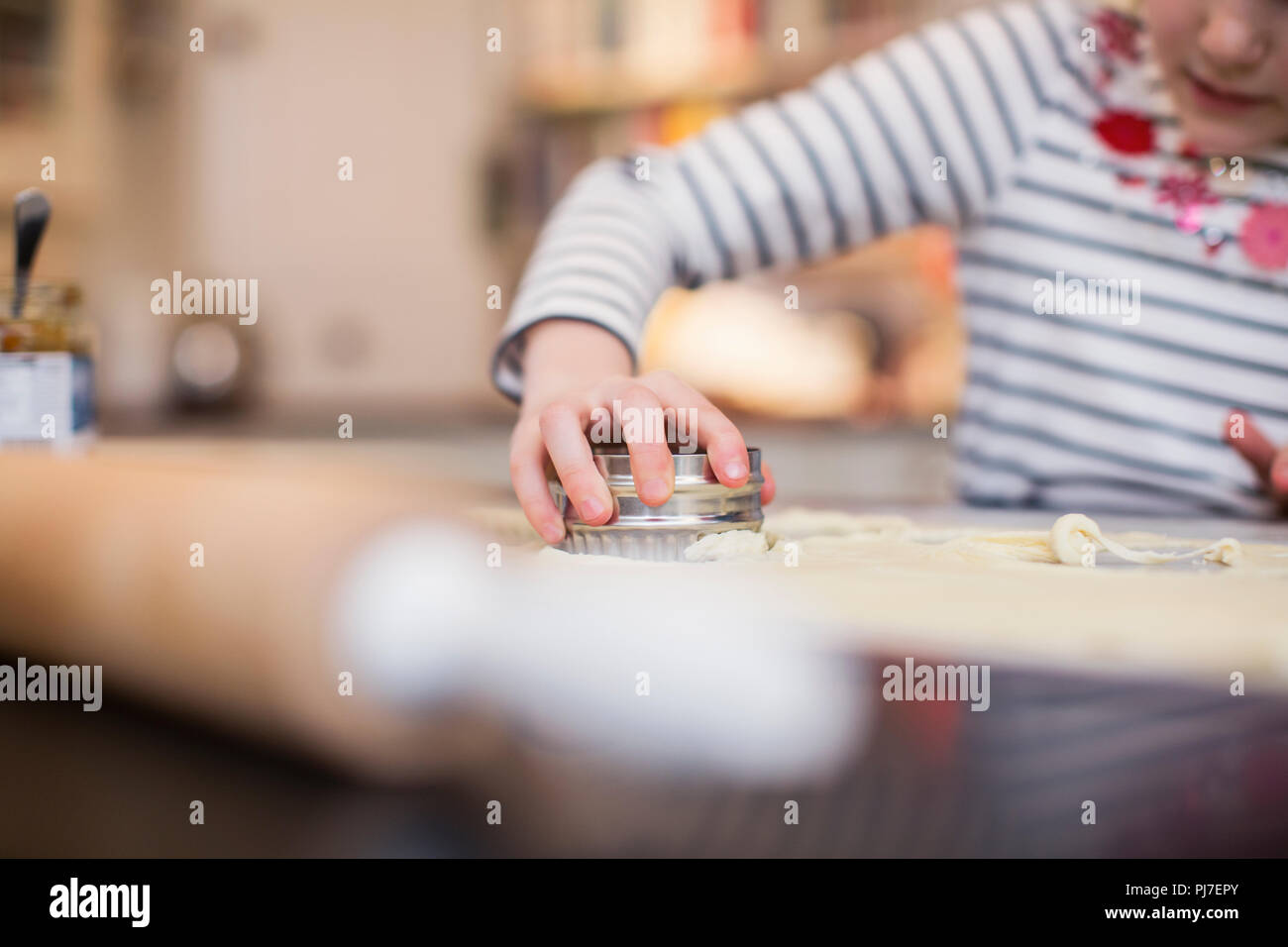 Mädchen Backen, mit 08/15 Stockfoto