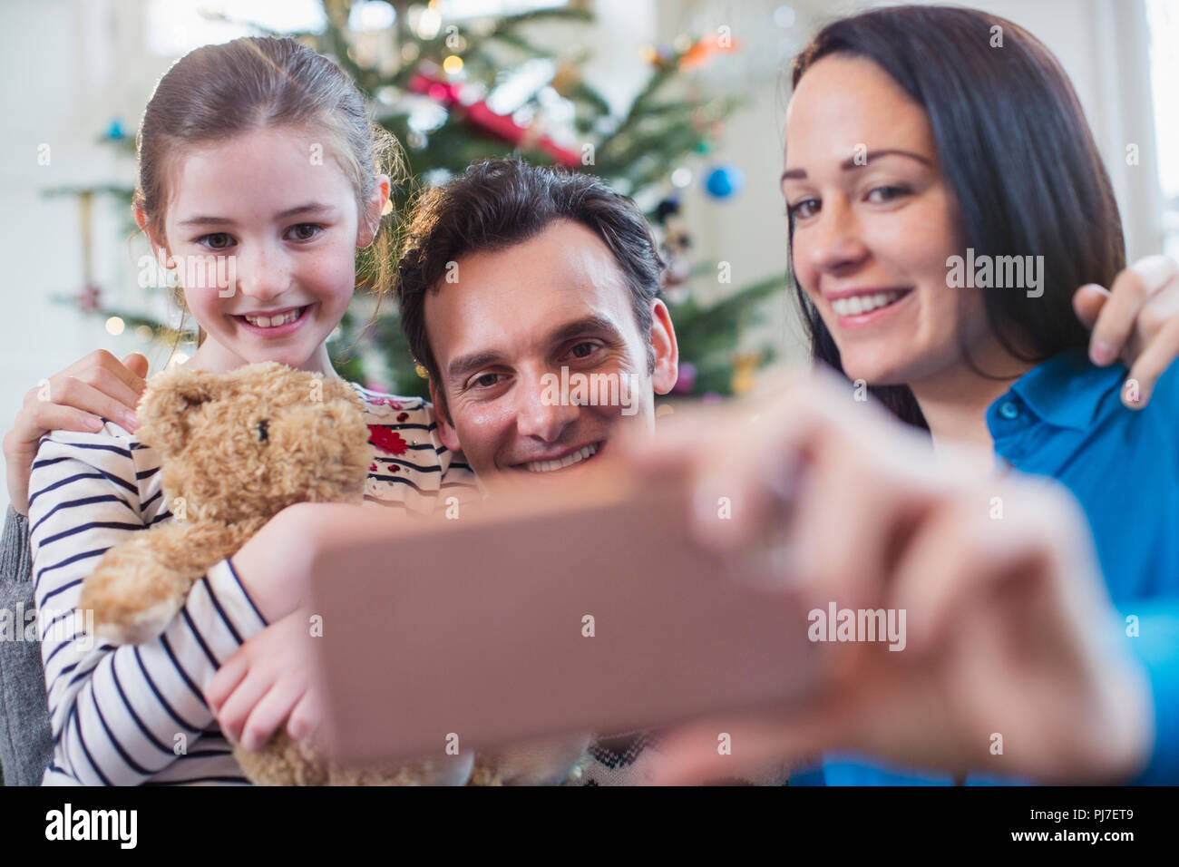 Glückliche Familie mit smart phone unter selfie in Weihnachten Wohnzimmer Stockfoto