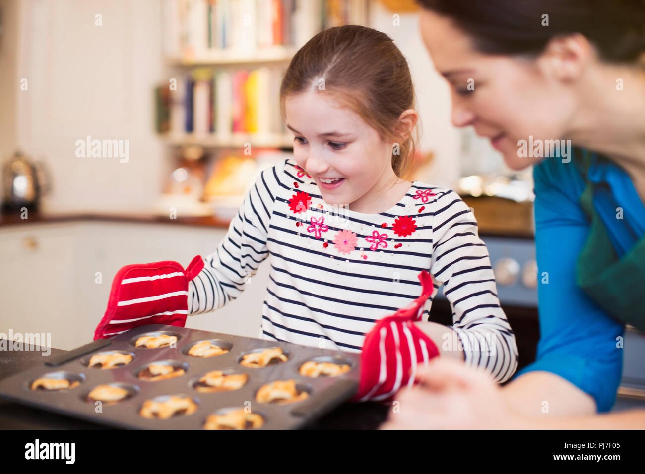 Mutter und Tochter Backen in Küche Stockfoto