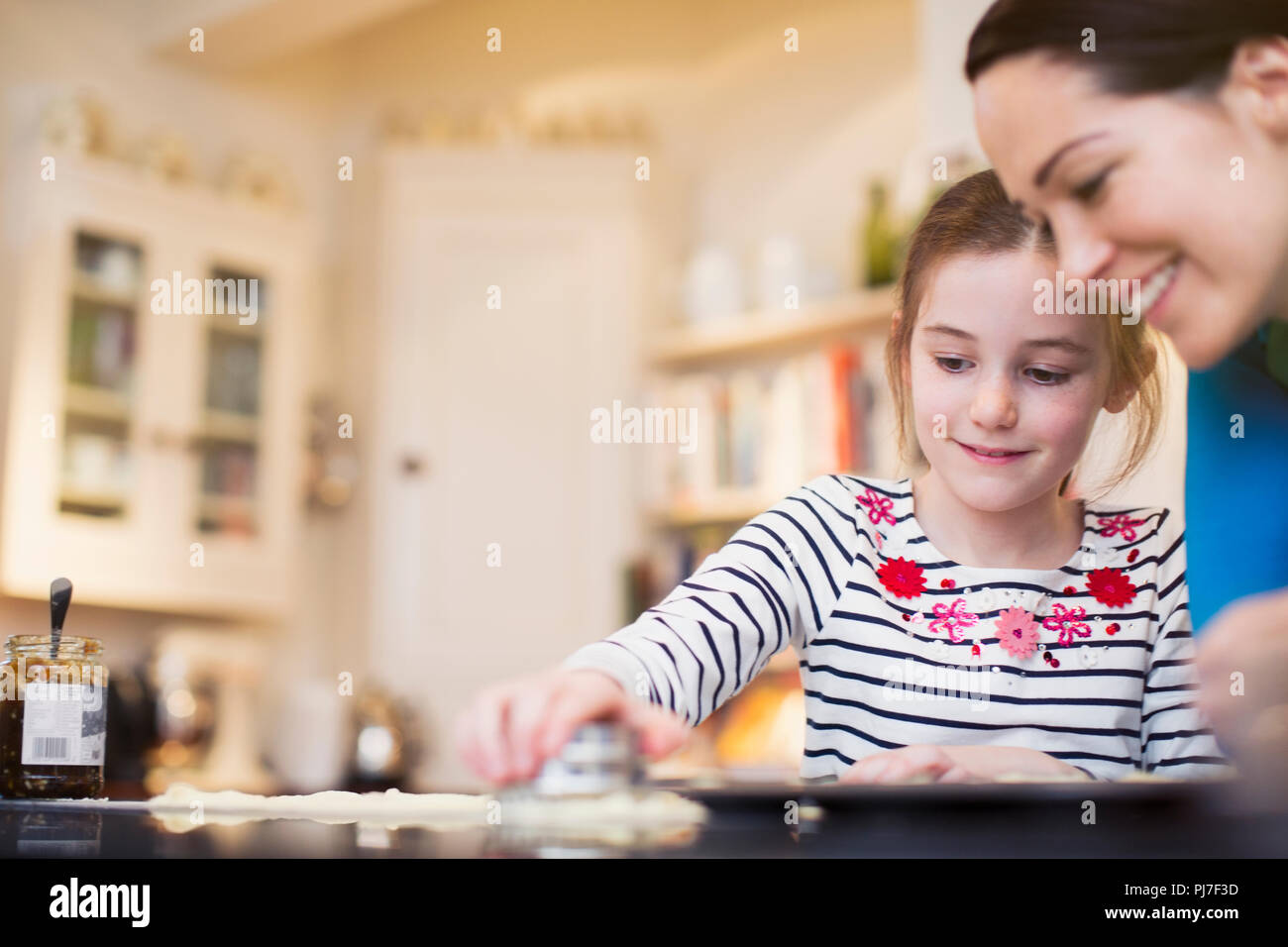 Mutter und Tochter Backen, mit Cookie Cutter in der Küche Stockfoto
