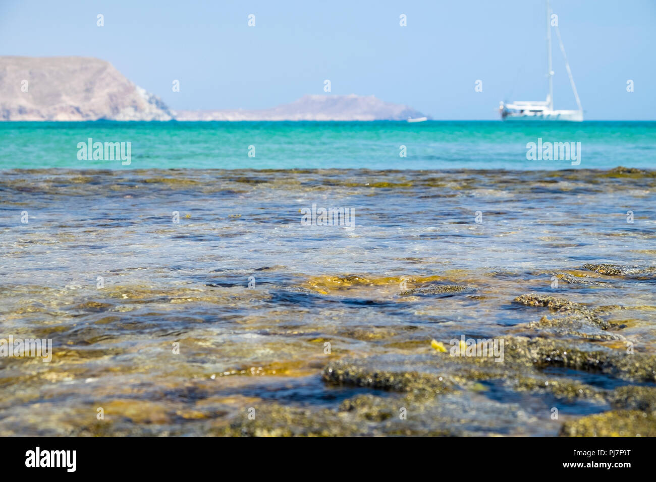 Rodalquilar, Almeria, Spanien seichten Meer Wasser rock Riff mit einer Yacht auf See günstig chartern im Mittelmeer Stockfoto