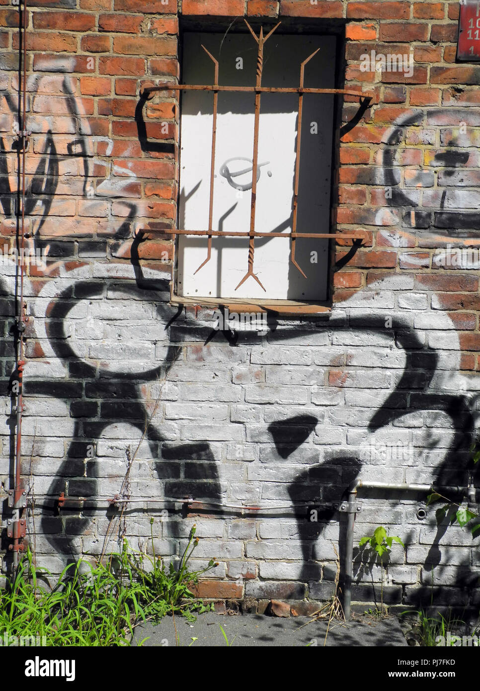 Berlin-Gr Ÿnau, Deutschland, 30.04.10, 2010 FrŸhregatta, Graffiti, Funkhaus, Graffiti, Plaque, Regattastrasse, © Peter SPURRIER, Stockfoto