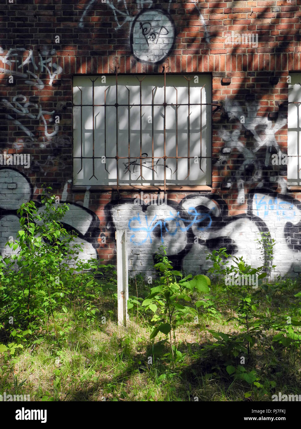 Berlin-Gr Ÿnau, Deutschland, 30.04.10, 2010 FrŸhregatta, Graffiti, Funkhaus, Graffiti, Plaque, Regattastrasse, © Peter SPURRIER, Stockfoto