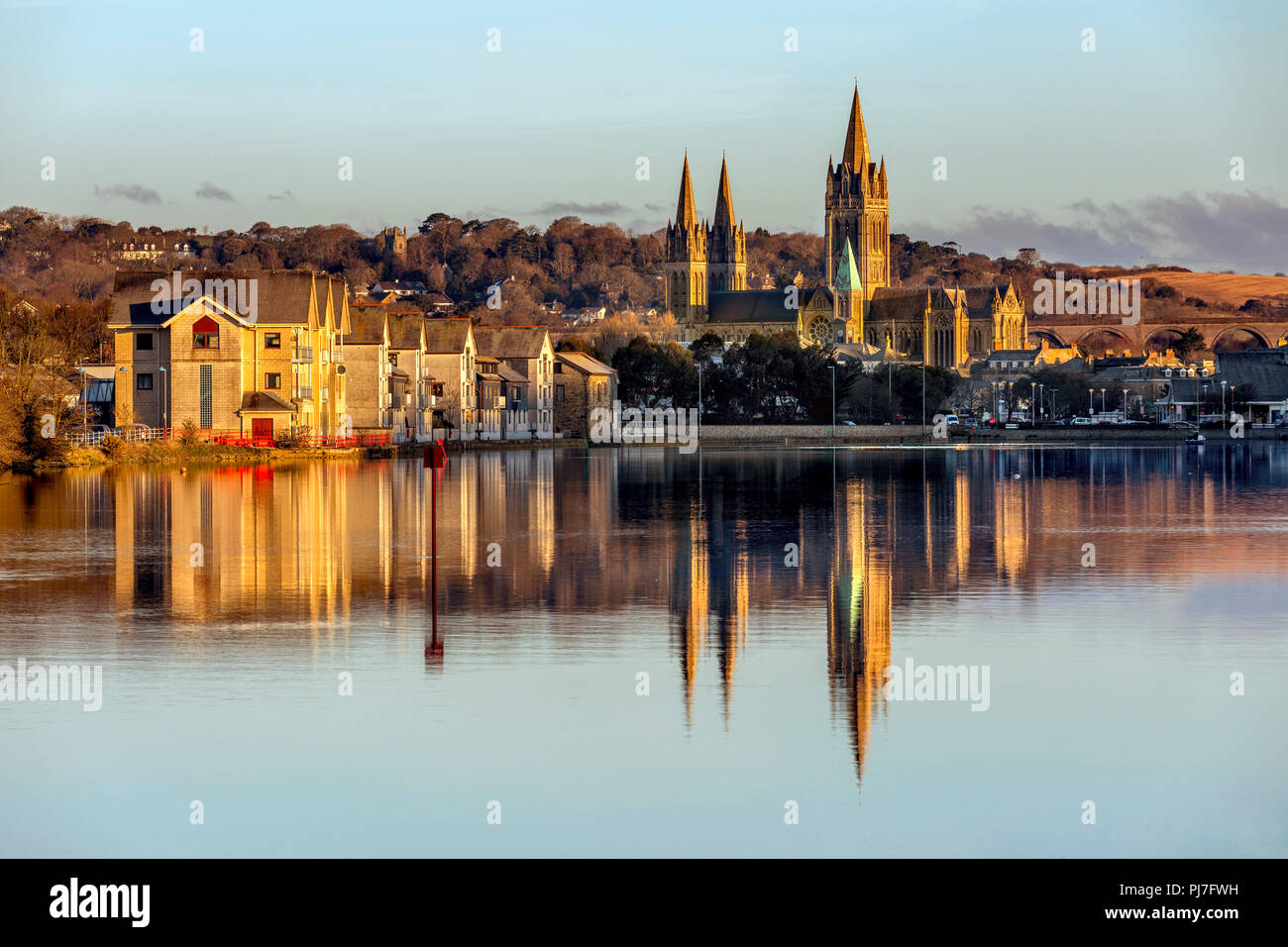 Truro Cathedral; Reflexion in der Truro River; Cornwall, UK Stockfoto
