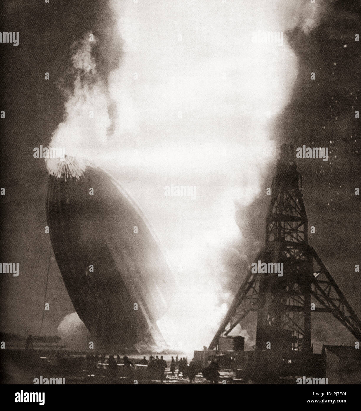 Die Hindenburg disaster, 6. Mai 1937. Die deutsche Passagier Luftschiff LZ 129 Hindenburg fing Feuer und wurde zerstört, während versuchend, Dock mit seinen Liegeplatz Mast auf der Naval Air Station Lakehurst, Manchester Township, New Jersey, Vereinigte Staaten von Amerika. Von diesen enormen Jahre, veröffentlicht 1938. Stockfoto