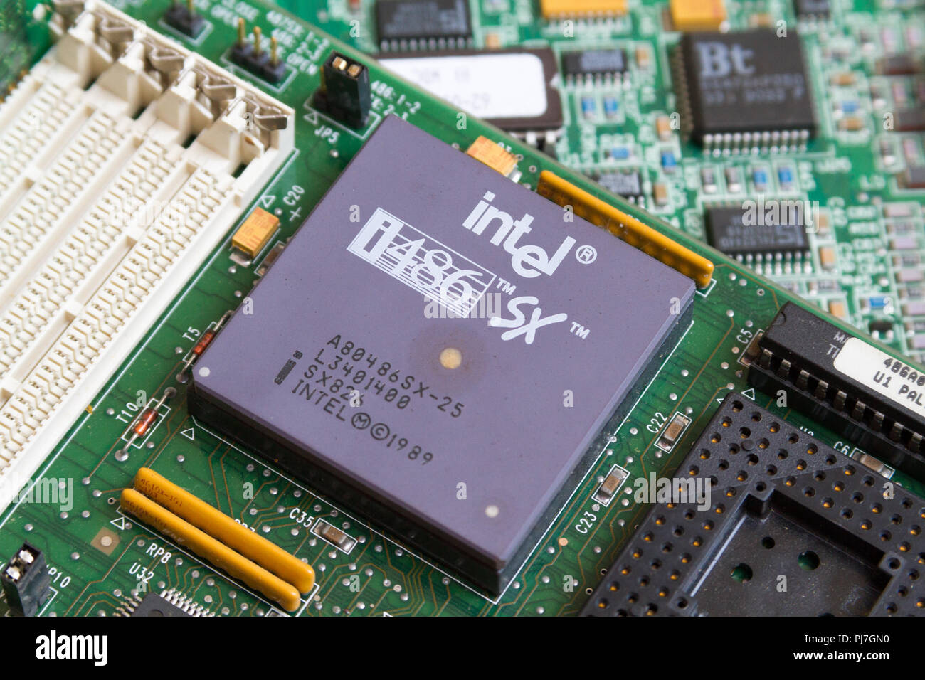 Ein Intel i486 SX (80486SX) Prozessor (CPU) von 1989 in einem Sockel auf der Hauptplatine. Caklov, Slowakei. 2018/7/28. Stockfoto