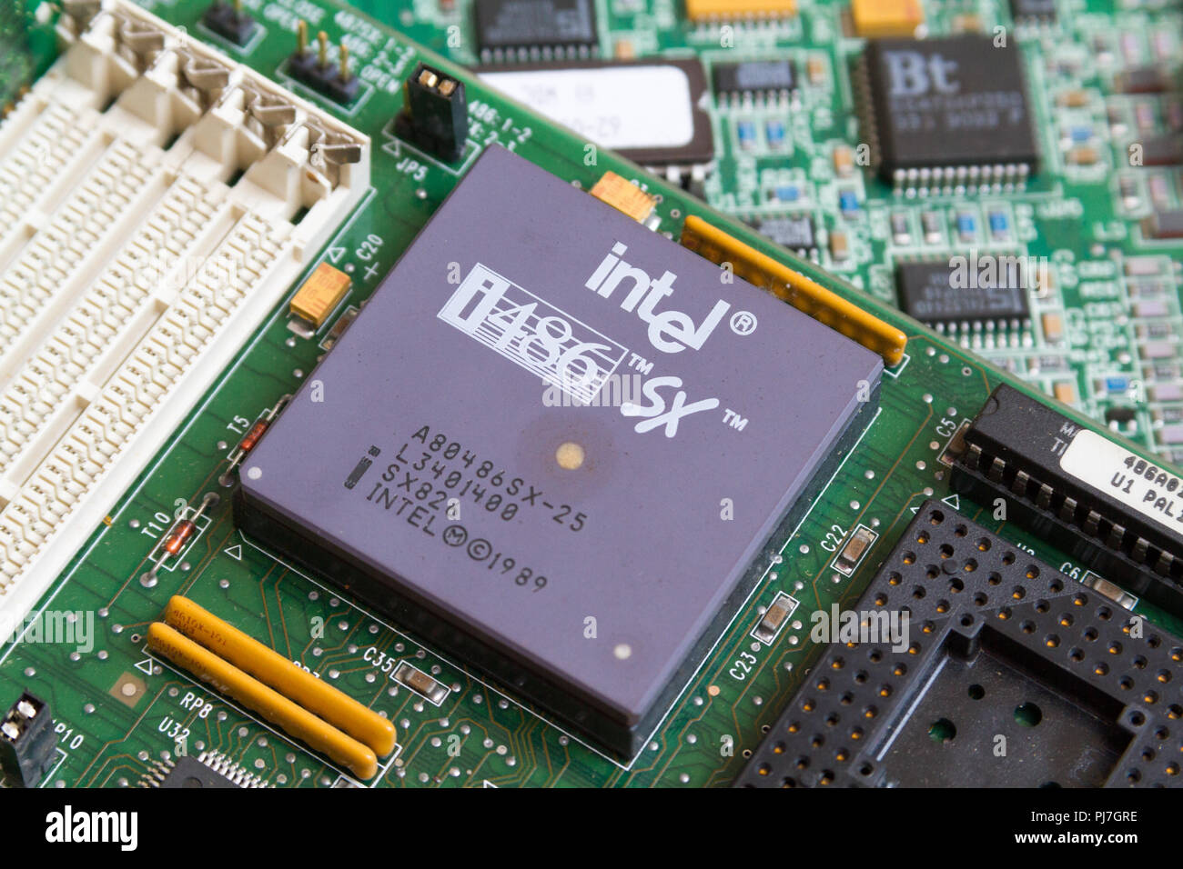 Ein Intel i486 SX (80486SX) Prozessor (CPU) von 1989 in einem Sockel auf der Hauptplatine. Caklov, Slowakei. 2018/7/28. Stockfoto