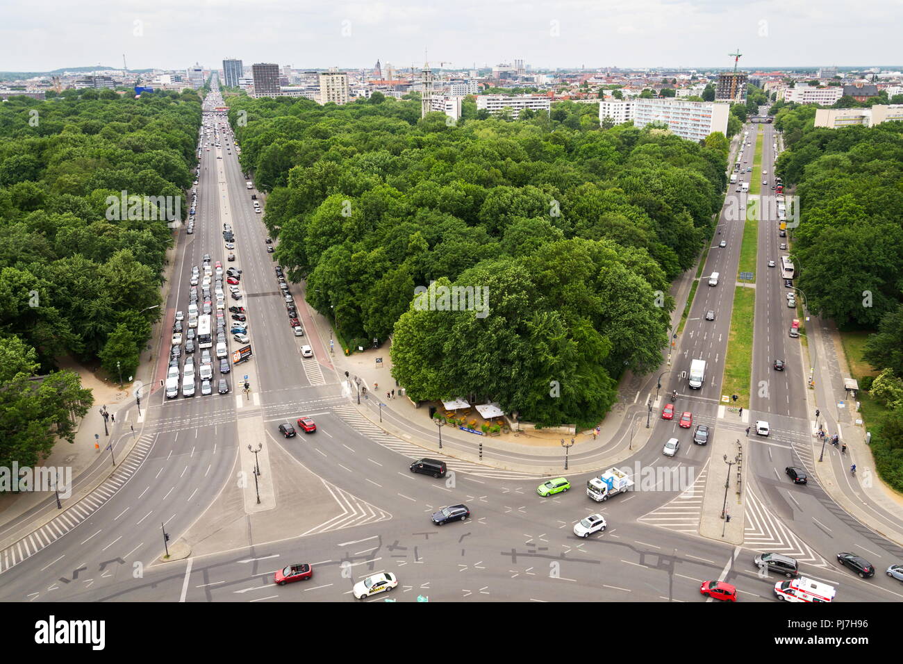 BERLIN, DEUTSCHLAND - 15. MAI 2018: Luftaufnahme von Autos, Kreuzung unter der Siegessäule im Tiergarten am 15. Mai 2018 in Berlin, Deutschland. Stockfoto