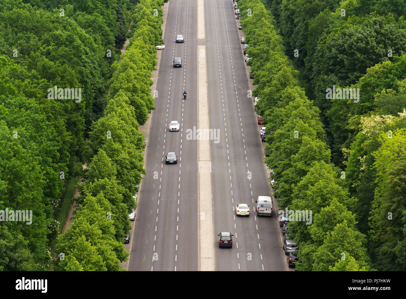 BERLIN, DEUTSCHLAND - 15. MAI 2018: Luftaufnahme von Autos, Kreuzung unter der Siegessäule im Tiergarten am 15. Mai 2018 in Berlin, Deutschland. Stockfoto