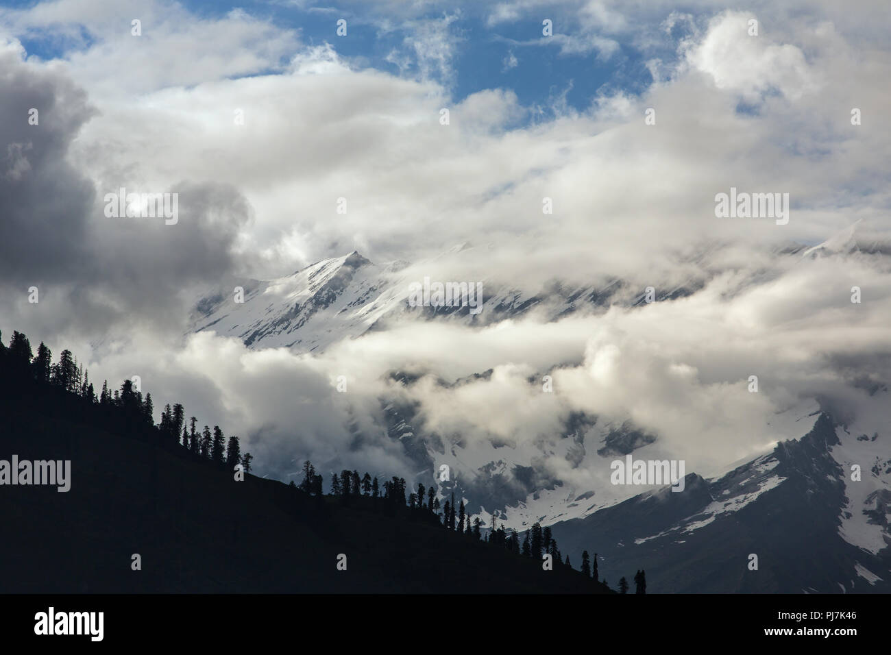 Schöne Sicht auf die Kullu Tal mit Großen Himalaya reicht im Hintergrund, Indien. Stockfoto