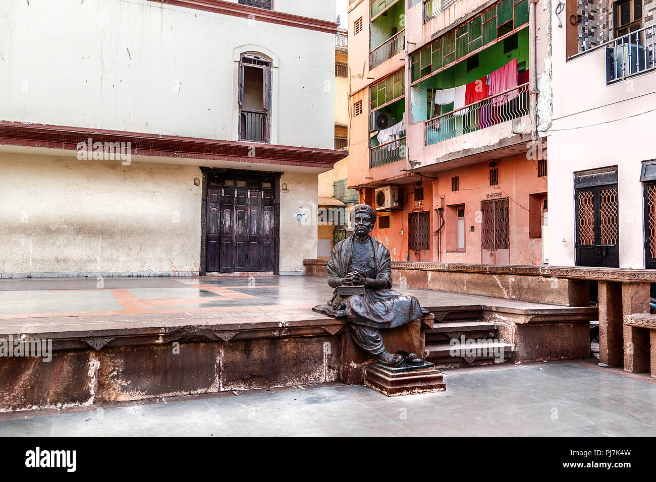 Kavi Dalpatrams, eine der lebensgroßen Statue Gujarats der berühmtesten Dichter, steht vor seinem Haus in Der Altstadt von Ahmedabad, Gujrat, Indien Stockfoto