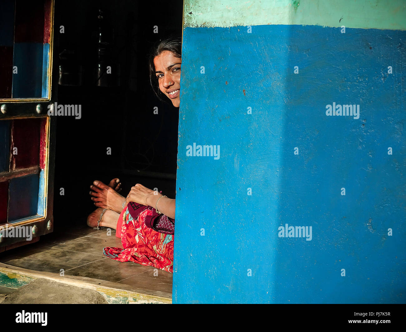 Unidentify nach Indische weibliche in ihr Haus besetzt mit Stickereien Stockfoto
