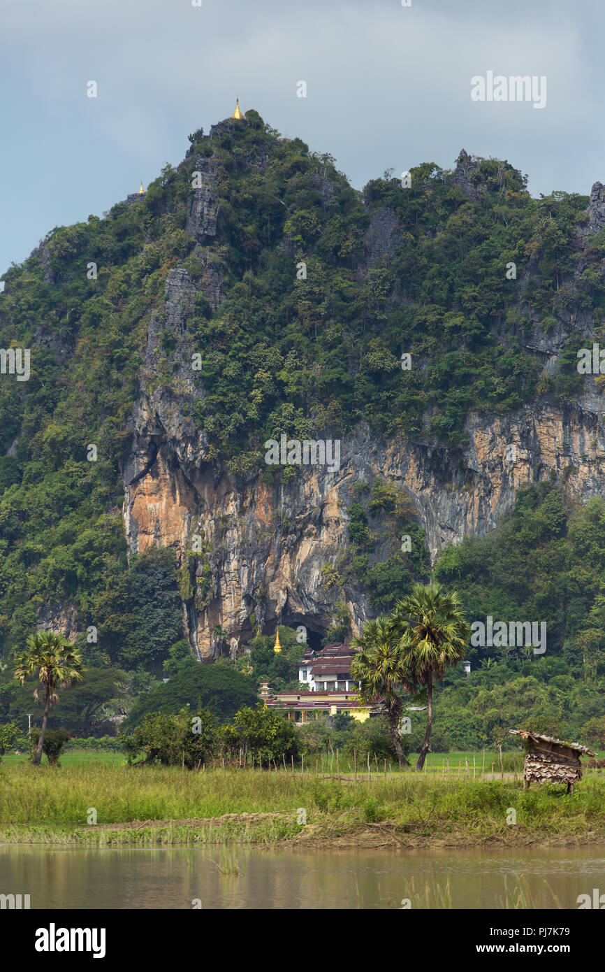 Blick auf Feldern und Felsformationen in Vang Vieng, Laos. Vang Vieng ist ein beliebtes Reiseziel für Abenteuer Tourismus in einem Kalkstein Karstlandschaft. Stockfoto