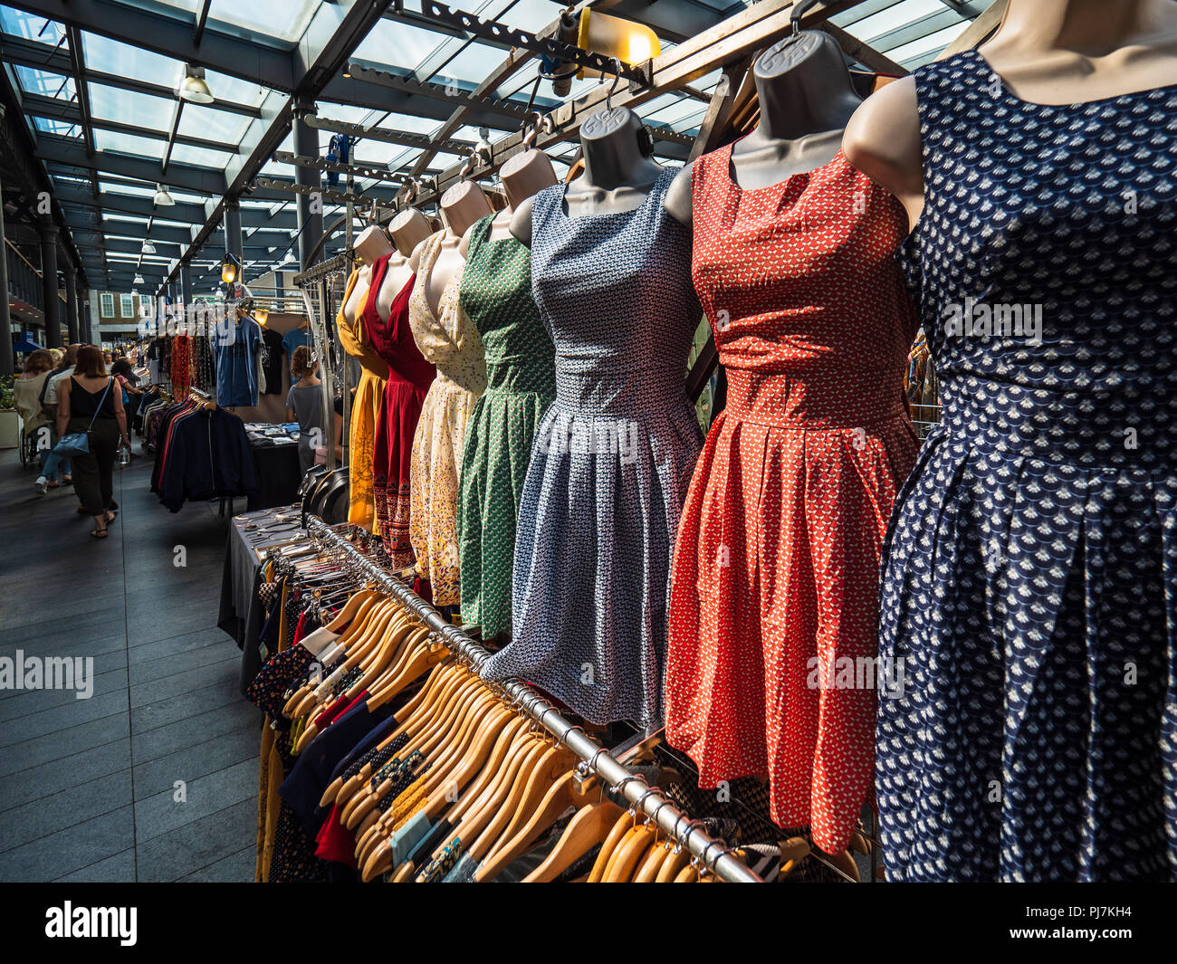 Vintage Clothes London - Vintage Fashion Dresses & Other Vintage Clothing zum Verkauf auf dem Londoner Spitalfields Market Stockfoto