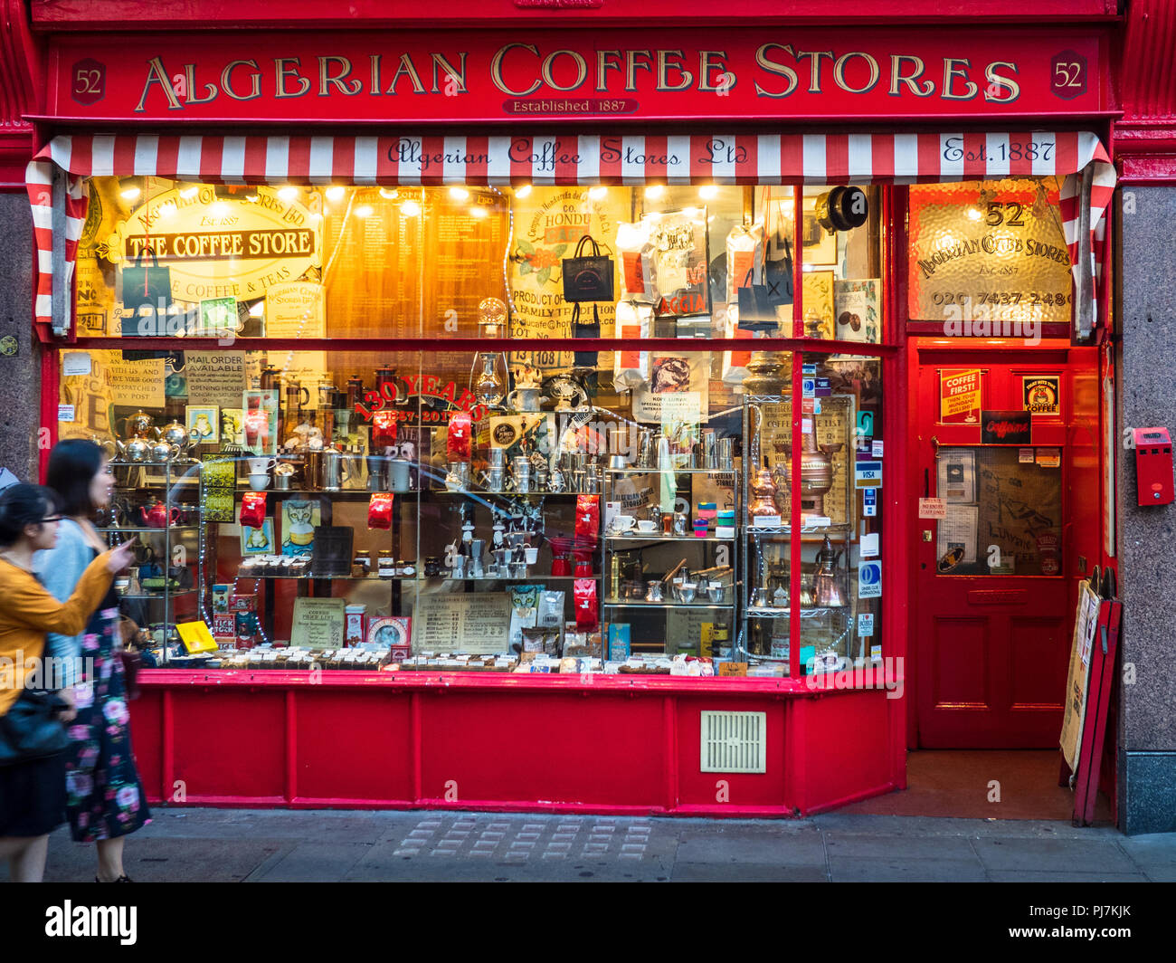 Algerische Coffee Shops in Old Compton Street in Soho London. Der Shop hat geöffnet seit 1887 Verkauf von Kaffee und Tee. Stockfoto