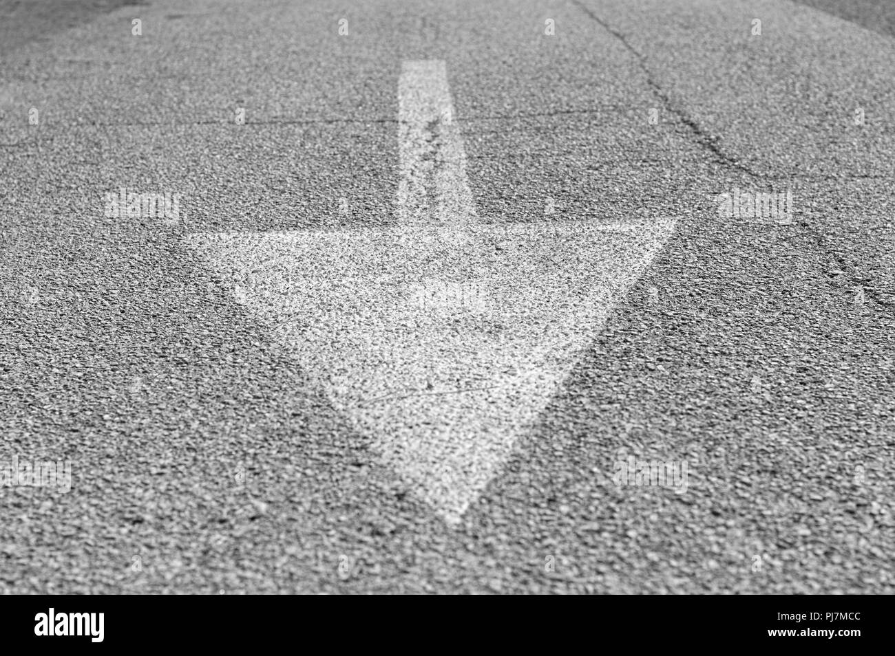 Pfeil gemalt auf dem Asphalt (Pesaro, Italien, Europa) Stockfoto