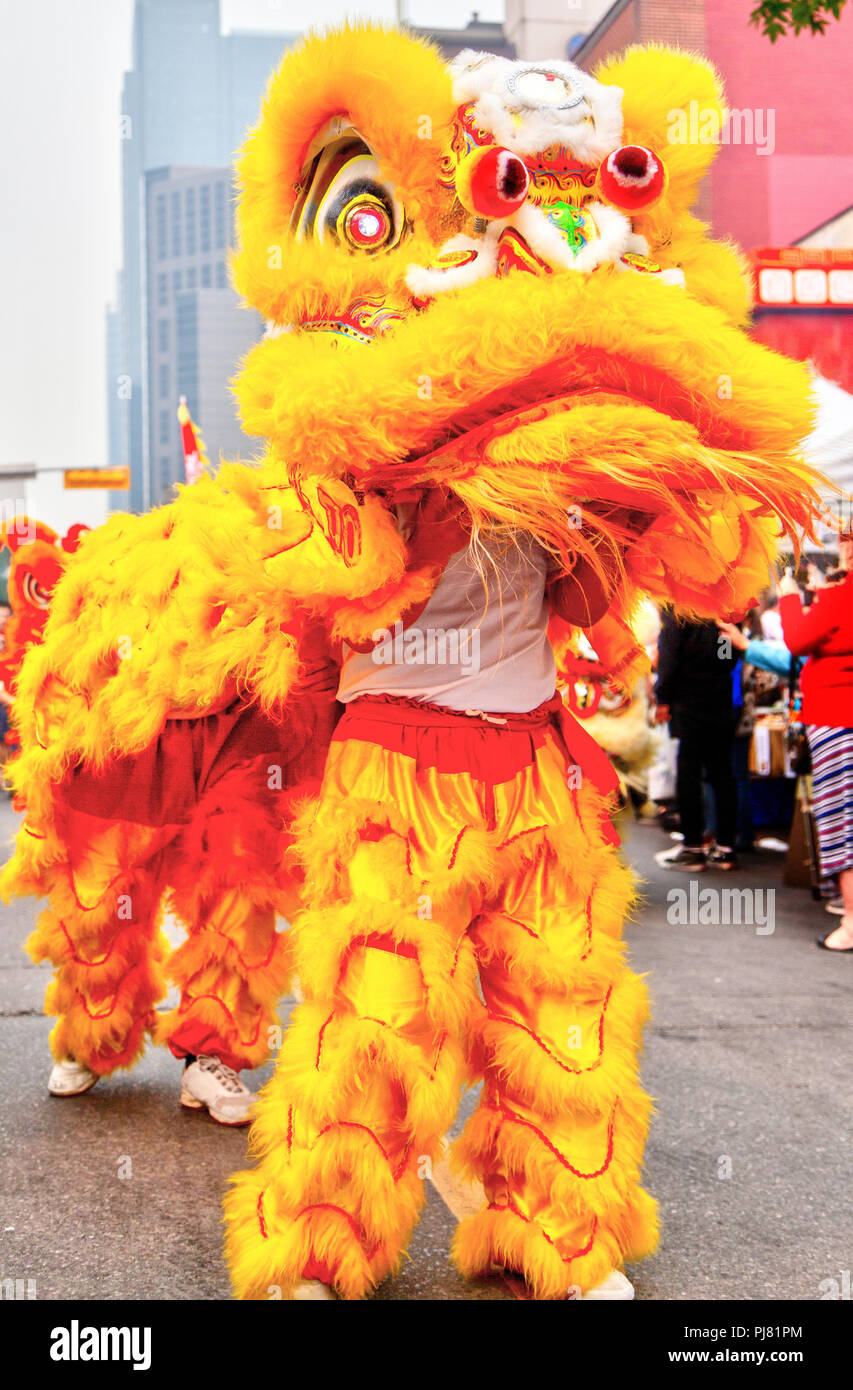 Tänzelnde kulturellen chinesischen Löwentanzes Leistung in Calgary Chinatown in Kanada. Stockfoto