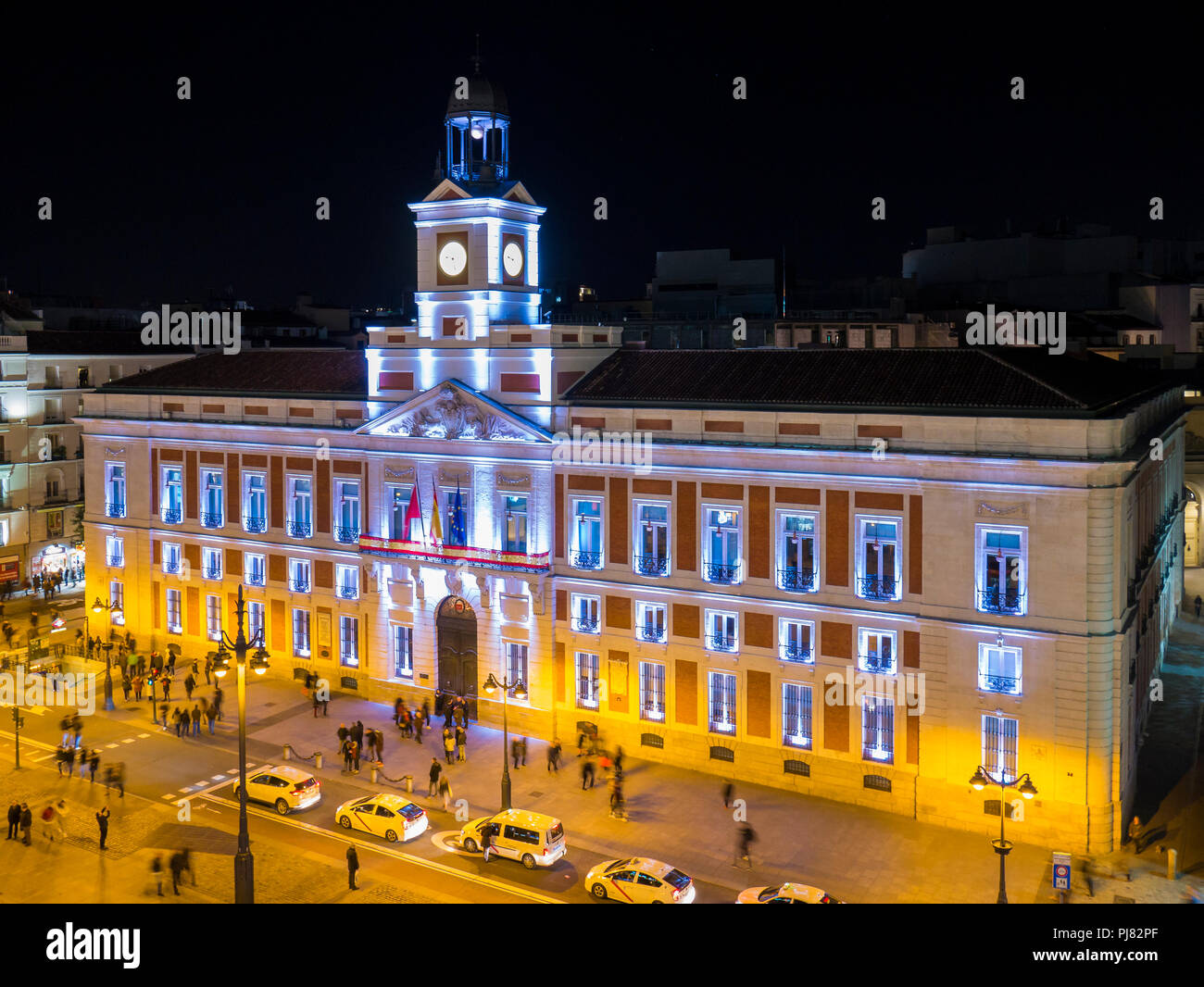 Puerta Del Sol De Noche Madrid Espana Stockfotografie Alamy