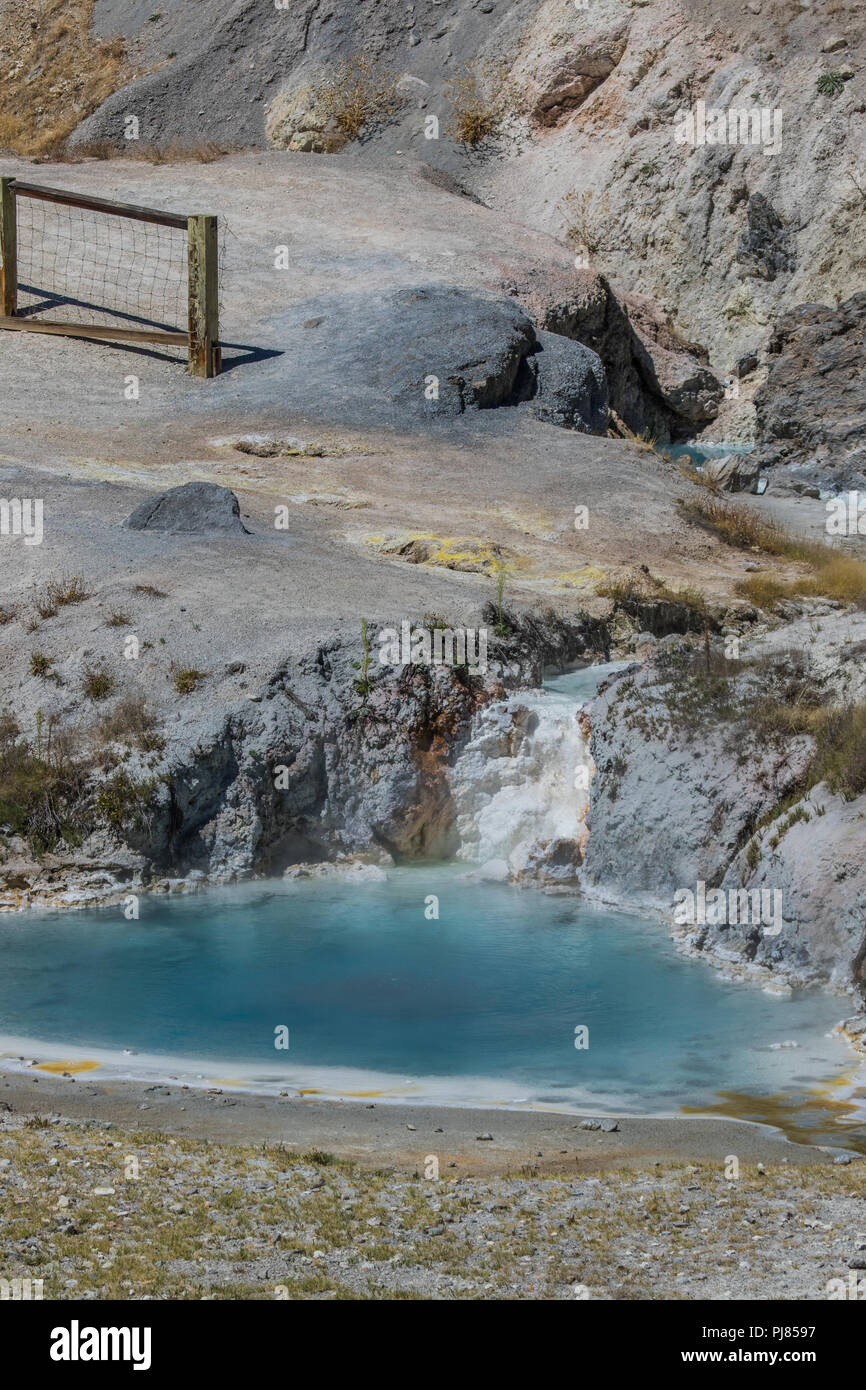Hot Creek ist Teil der Long Valley Caldera Hosts eine aktive hydrothermale System mit heißen Quellen, Fumarolen Dampföffnungen und mineralische Ablagerungen Stockfoto
