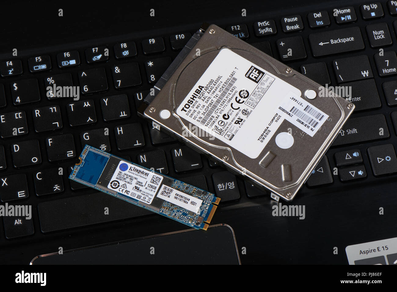 Gimpo-si, Korea - Juli 10, 2018: 2,5 Zoll Festplatte (HDD) und M 2 Typ Solid-State-Treiber (SSD) auf einem Laptop Tastatur. Stockfoto