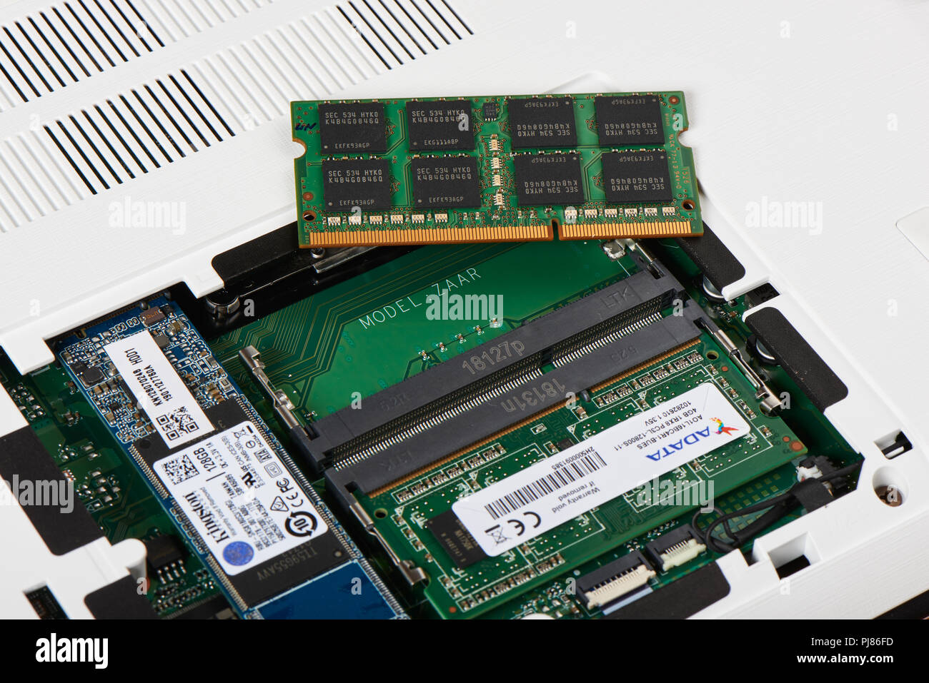 Gimpo-si, Korea - Juli 10, 2018: Access Panel mit DDR3L-RAM und M.2 SATA-SSD  auf der Unterseite des Laptops, die RAM und SSD SATA M. 2 Steckplatz für  Festplatte Stockfotografie - Alamy