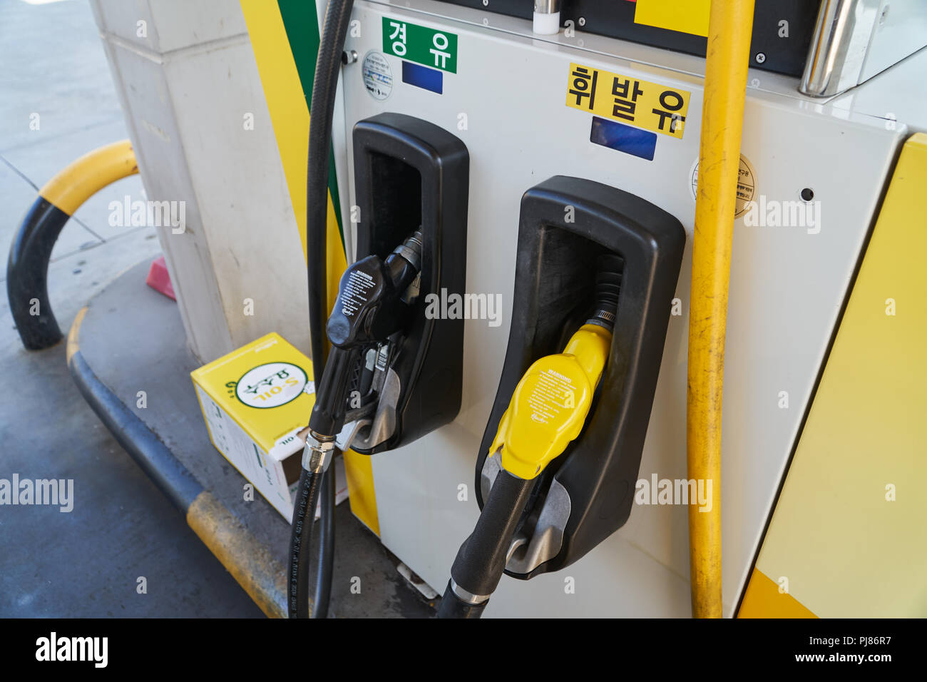 Gimpo-si, Korea - Juli 10, 2018: altes Benzin und Diesel gas Düsen der Distributor am S-Öl, Gas Station. Stockfoto