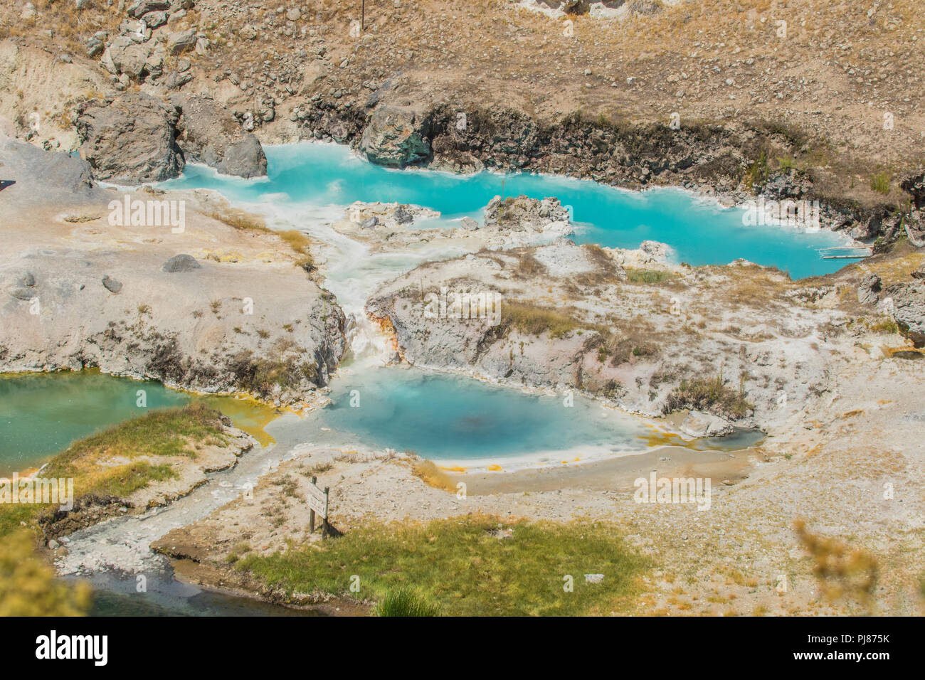 Hot Creek ist Teil der Long Valley Caldera Hosts eine aktive hydrothermale System mit heißen Quellen, Fumarolen Dampföffnungen und mineralische Ablagerungen Stockfoto