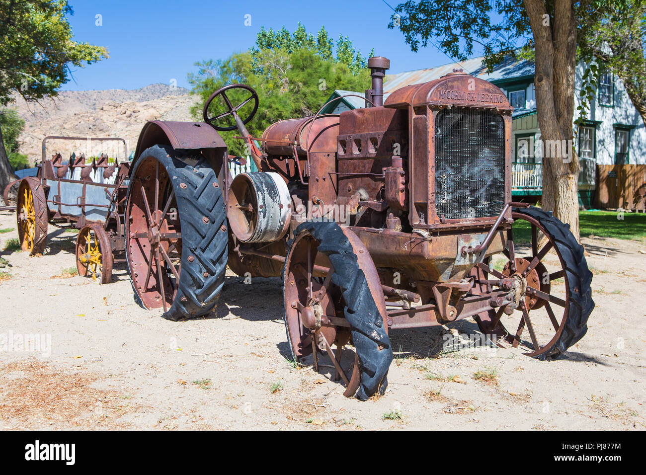 Alte Mccormick-Derring Traktor. Der Markenname einer Linie der landwirtschaftlichen Maschinen, die von der International Harvester Company hergestellt. Benton hot springs Ca Stockfoto