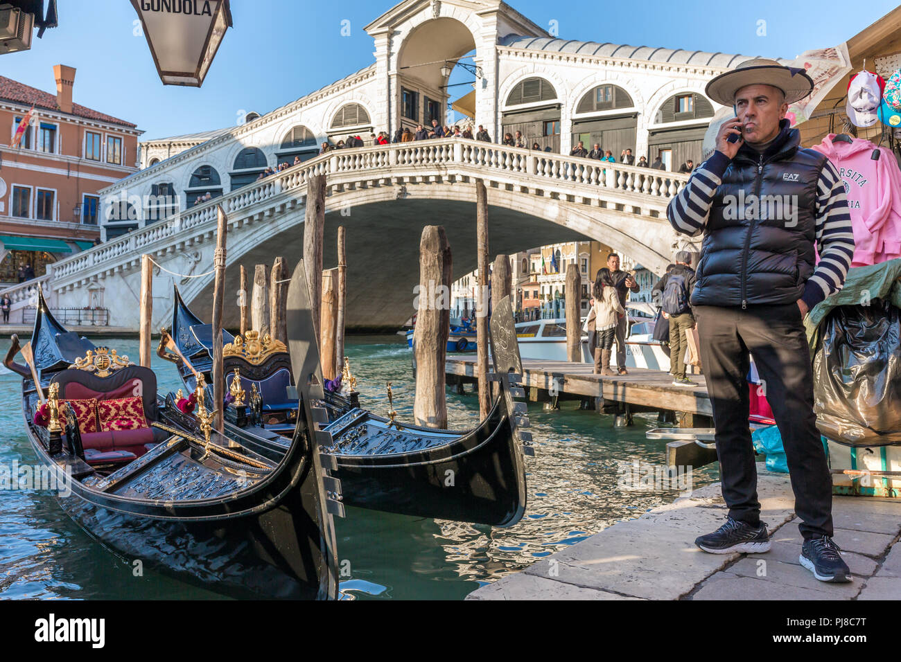 Venedig, Italien, 21. März 2018: Gondel Parkplätze in der Nähe der berühmten Realto Brücke auf einer Grand Canal in Venedig mit den Servizio Gondole Zeichen Stockfoto