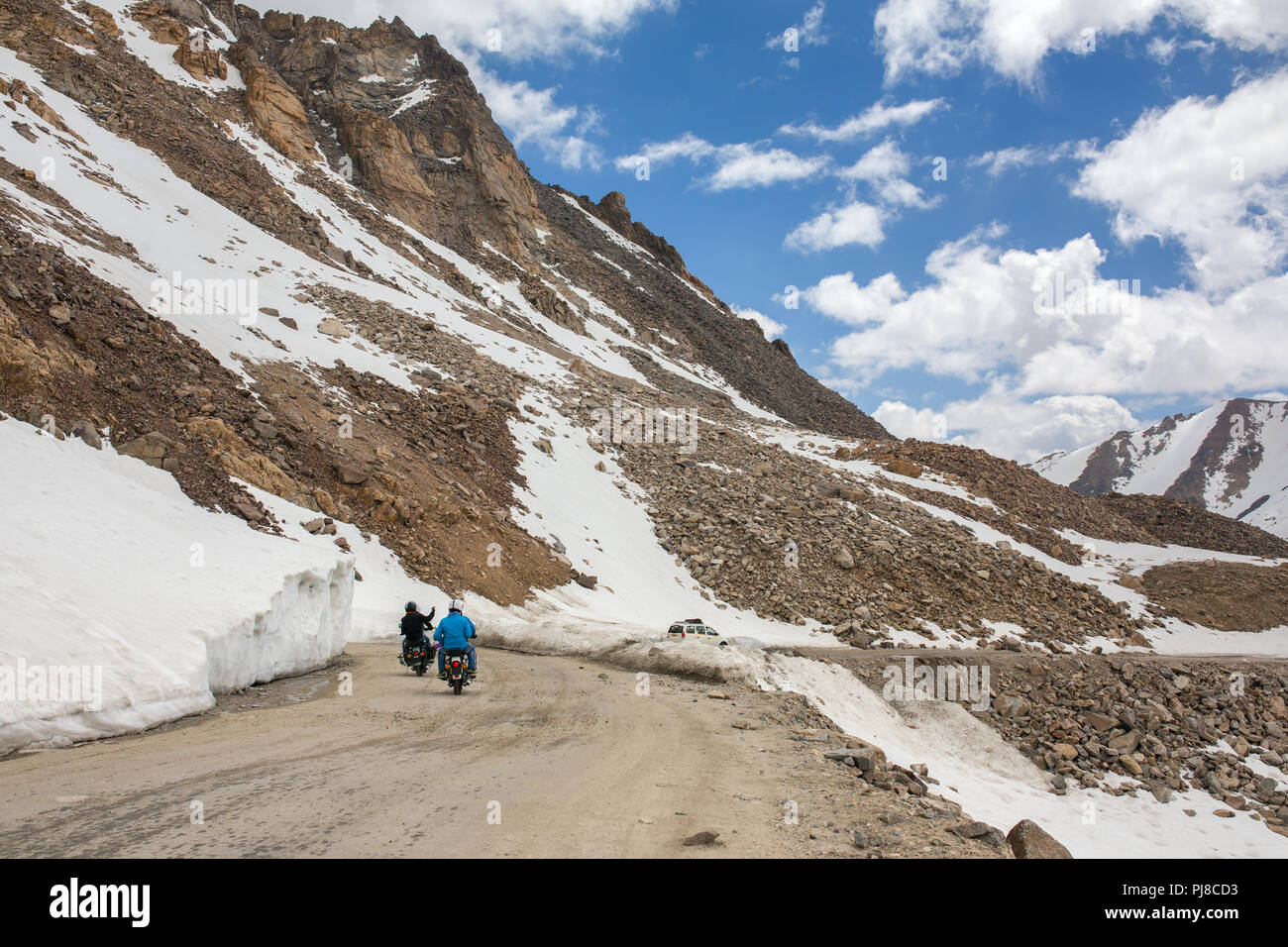 Biker Gruppe Khardung La Pass weltweit höchste motorable Straße in Ladakh, Indien Stockfoto
