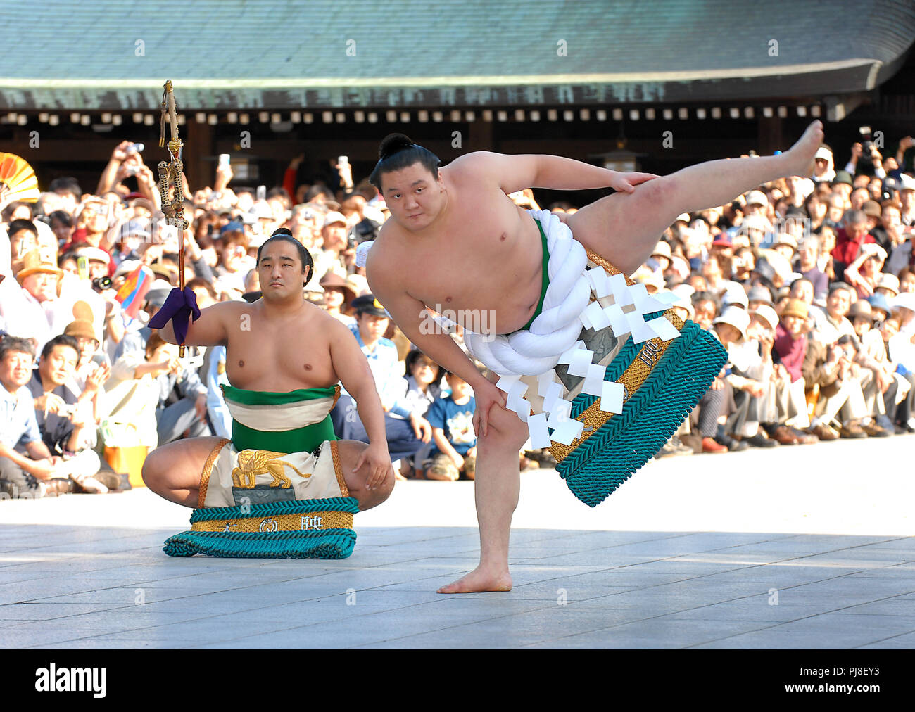 Mongolischen Sumo-ringer Hakuho, tragen zeremonielle Seil Gurt ist ein Grand Champion, führt eine feierliche Ritual seine Beförderung in den Rang eines Yok zu markieren Stockfoto