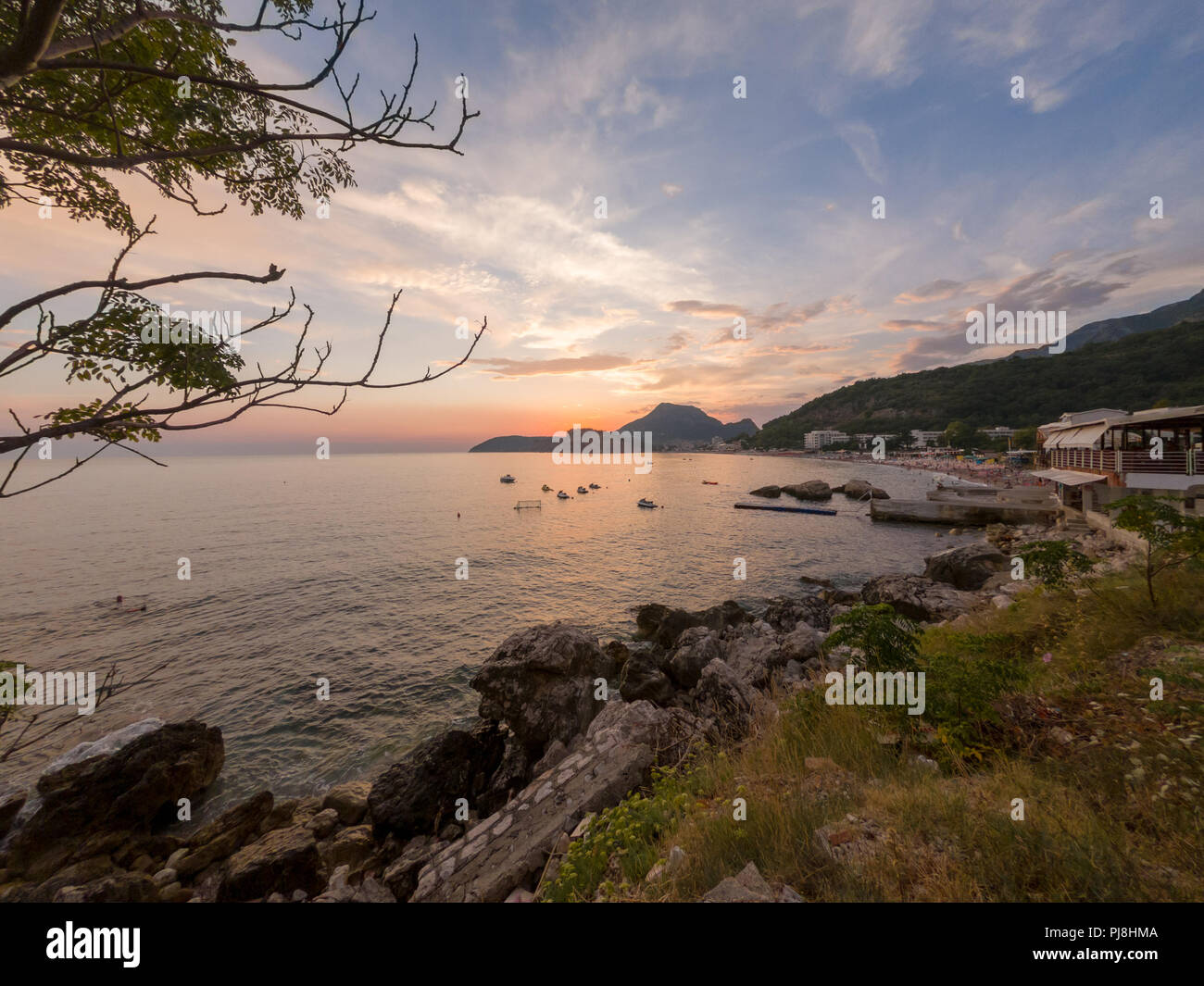 Speactacular Küste Blick auf ein Meer Strand bei Sonnenuntergang. Stockfoto