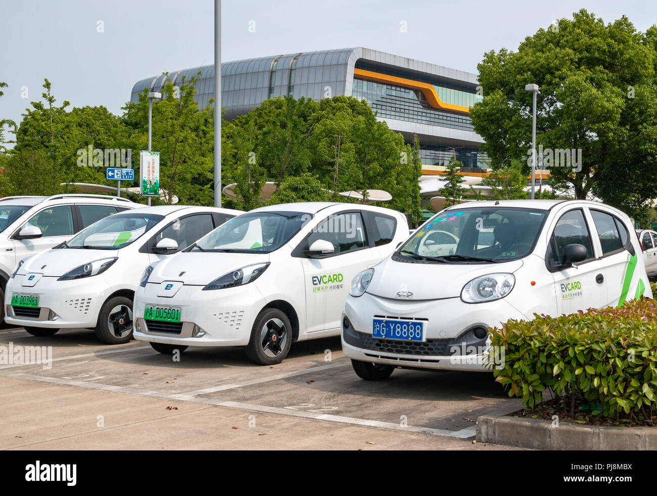 SHANGHAI, China - 14. MAI 2018: Electromobiles Park. Electric Car Sharing System in Shanghai, China Stockfoto