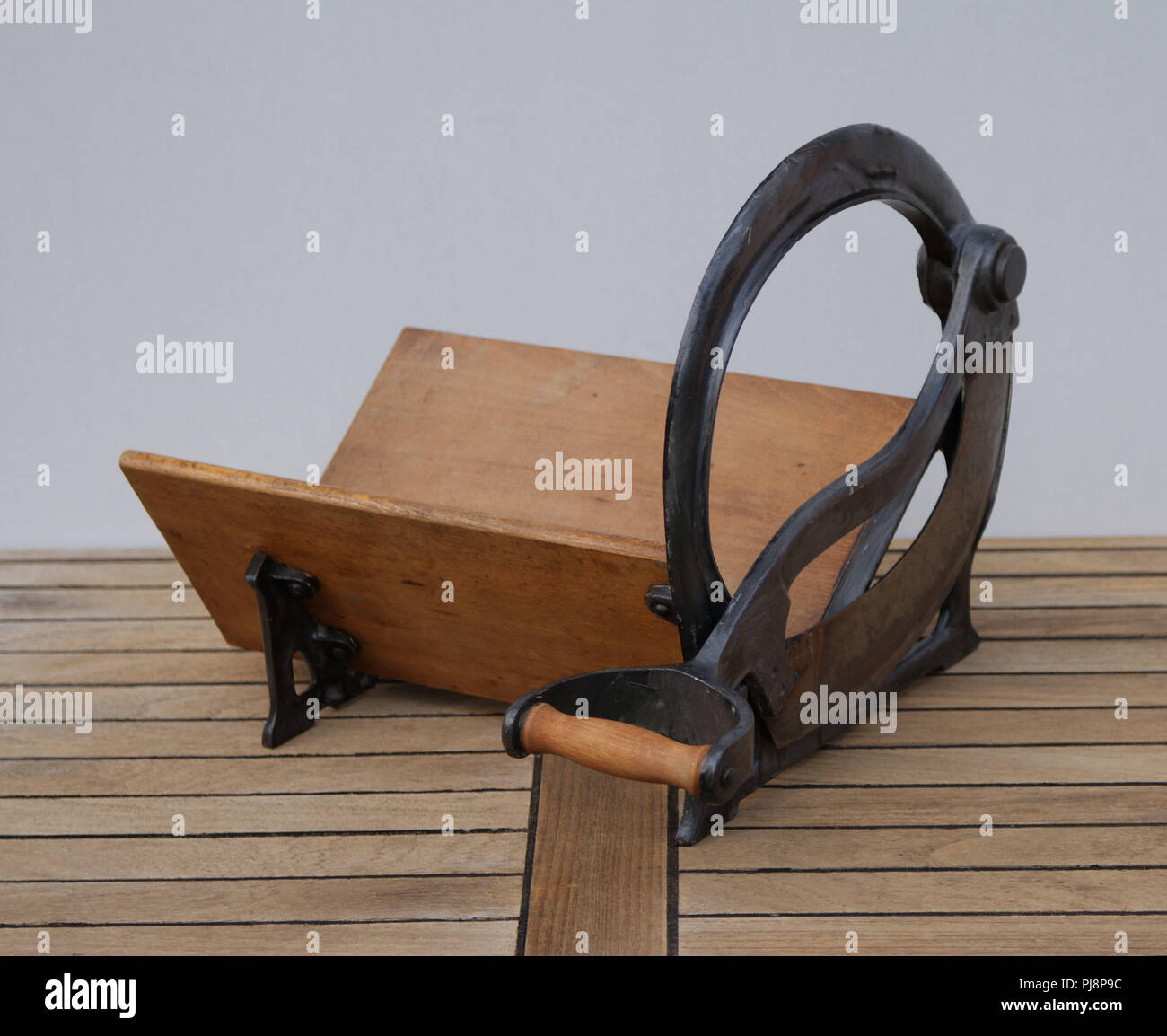 Alte hölzerne Hand Brotschneidemaschine mit Messer Stockfotografie - Alamy