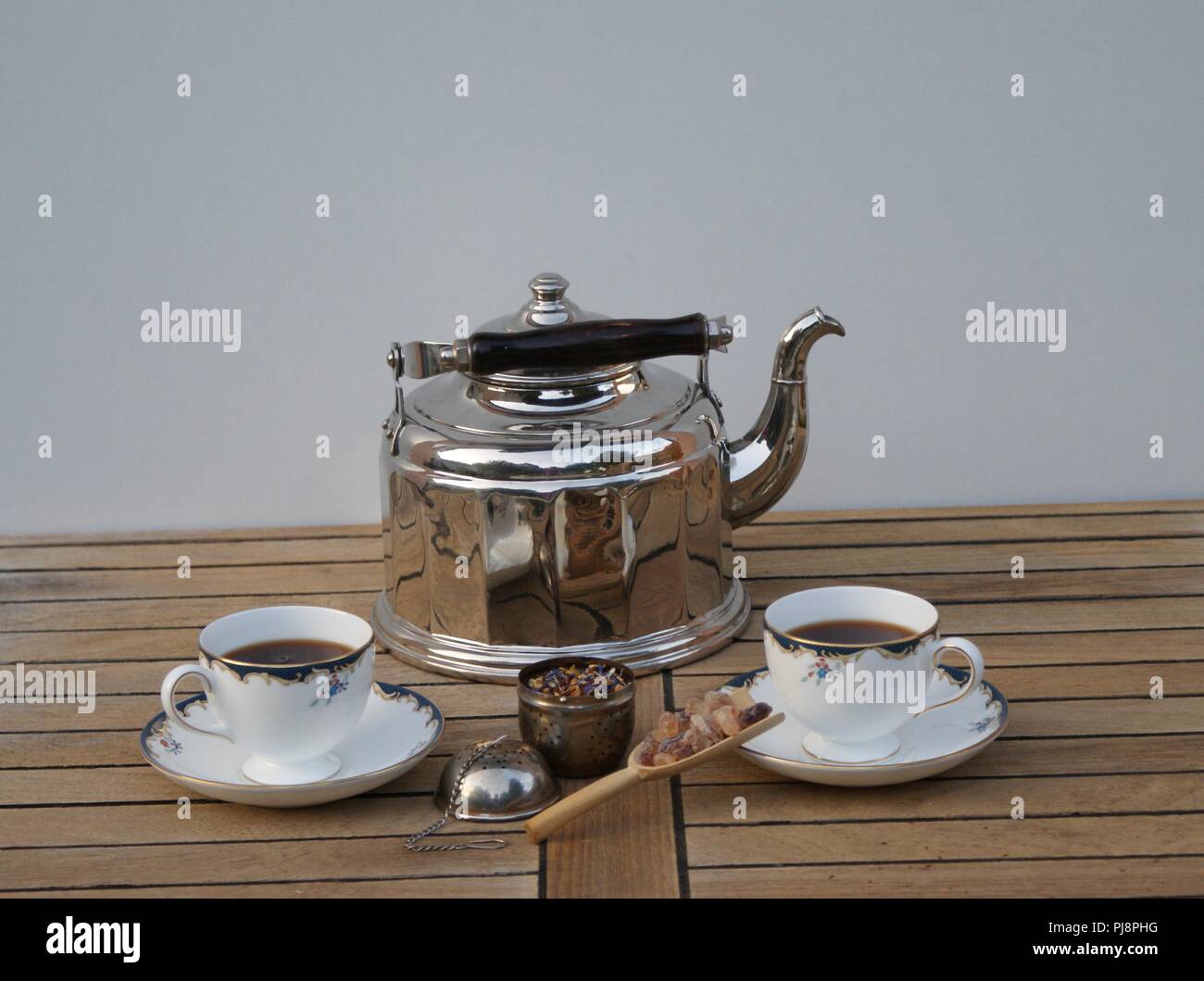 Kaffee bereit, in einem alten Wasserkocher mit Holzgriff, Kaffee Tassen, teeei und Süßigkeiten Stockfoto