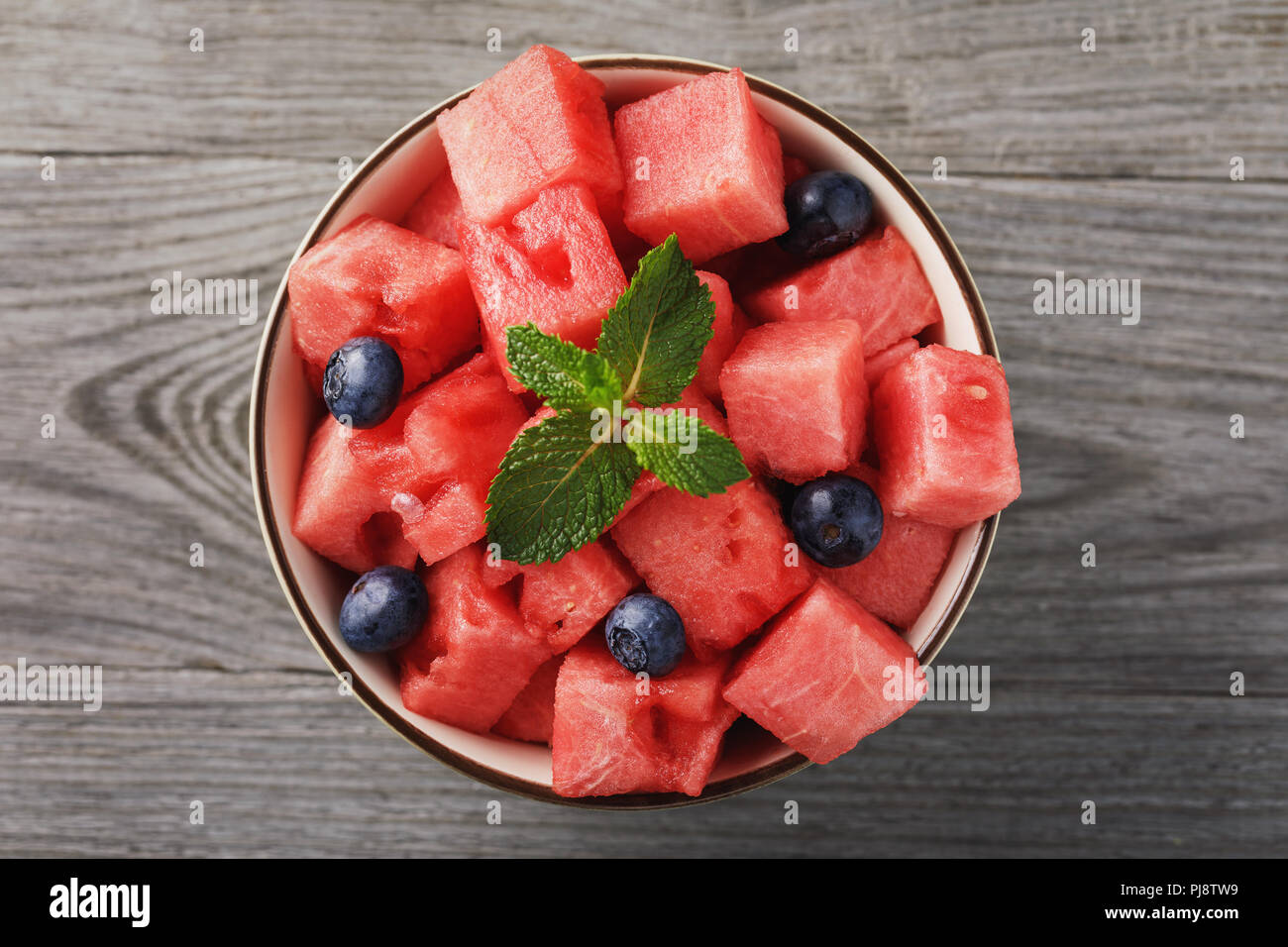 Cut Wassermelone Stücke mit blaubeere Beeren auf einem Holztisch, Ansicht von oben Stockfoto