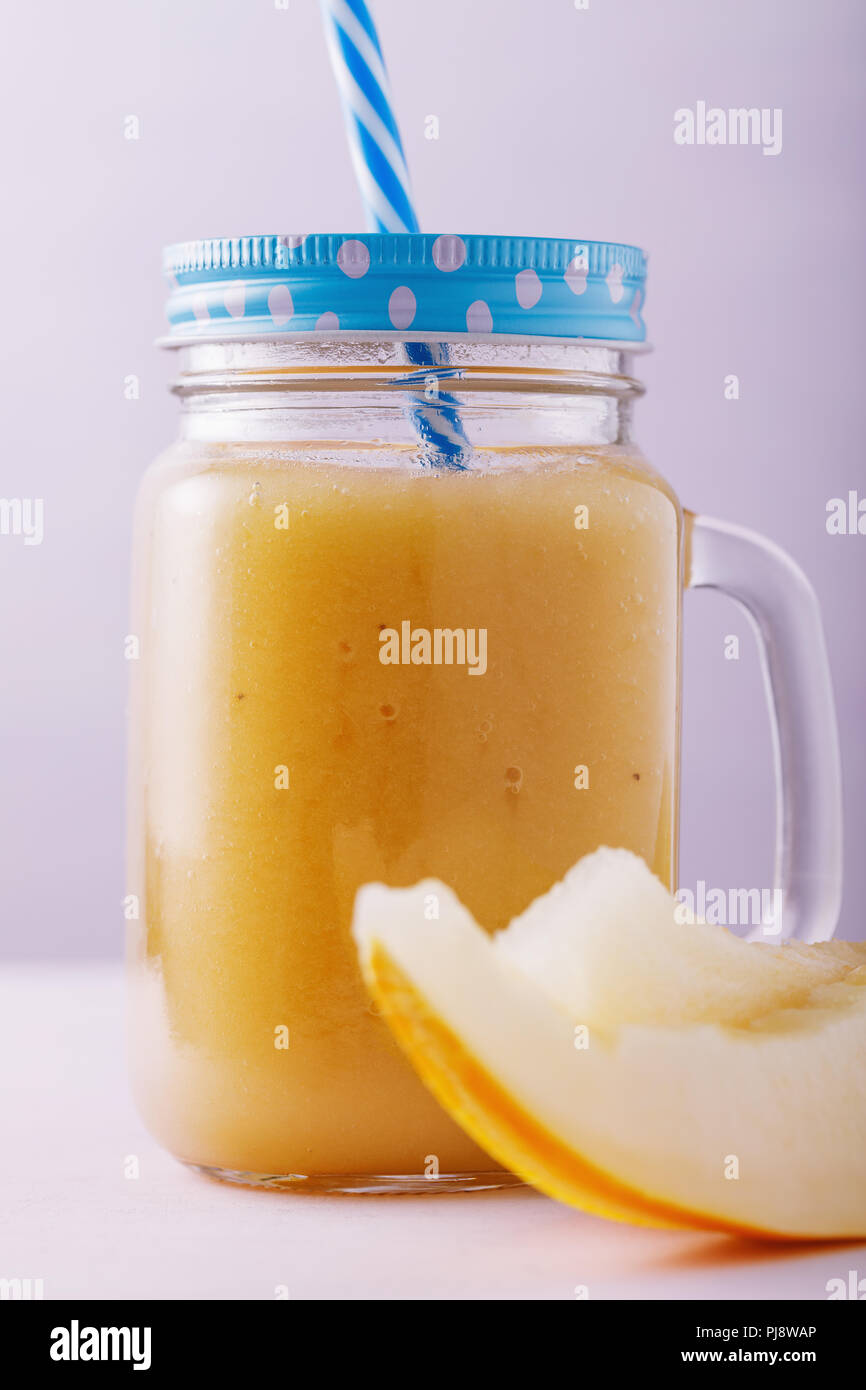 Glas Glas von smoothies aus Stücken von Melone auf einem Tisch, Nahaufnahme Stockfoto