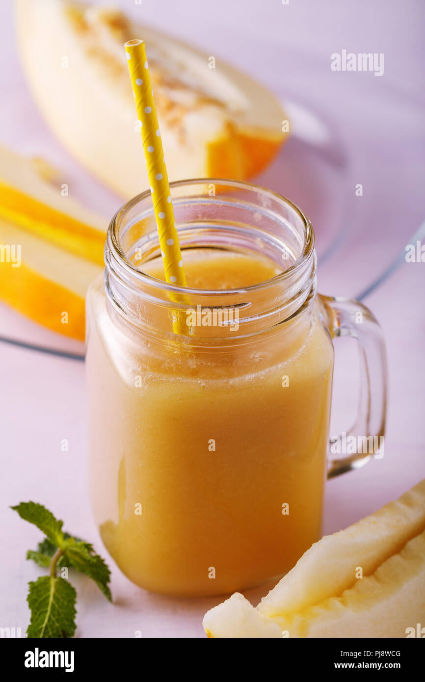 Glas Glas von smoothies aus Stücken von Melone auf einem Holztisch, close-up Stockfoto