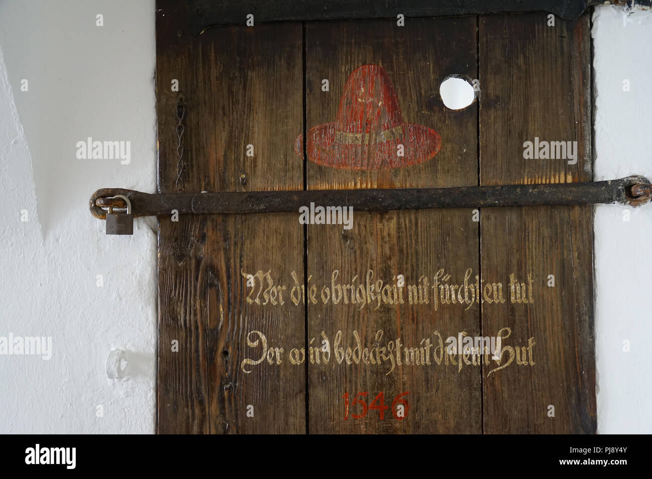 Inschrift, roter Hut, alte Holztür, ehemals Eingang zum Buergergefängnis, altes Rathaus, Passau, Bayern Deutschland Stockfoto