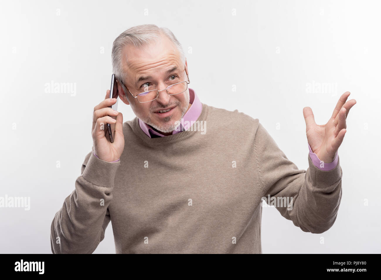 Emotionale Grauhaariger alter Mann seinem Partner Aufruf Stockfoto