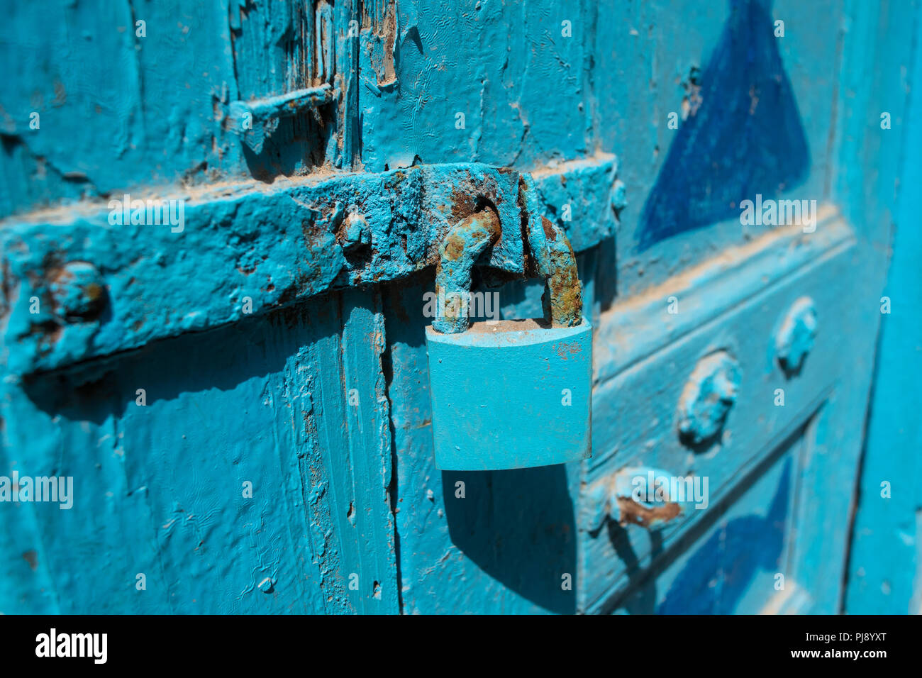 In der Nähe von Schloss und Riegel auf eine blau lackierte Holztür Stockfoto