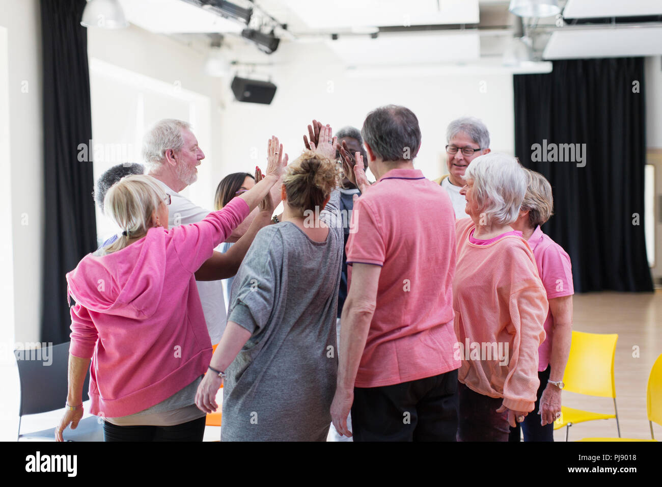aktiven seniors high fiving im kreis unordnung stockfoto bild seniors high
