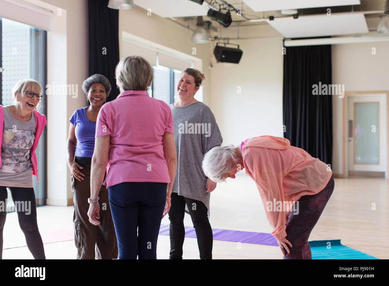 Aktive Senioren reden nach der Ausübung Klasse Stockfoto