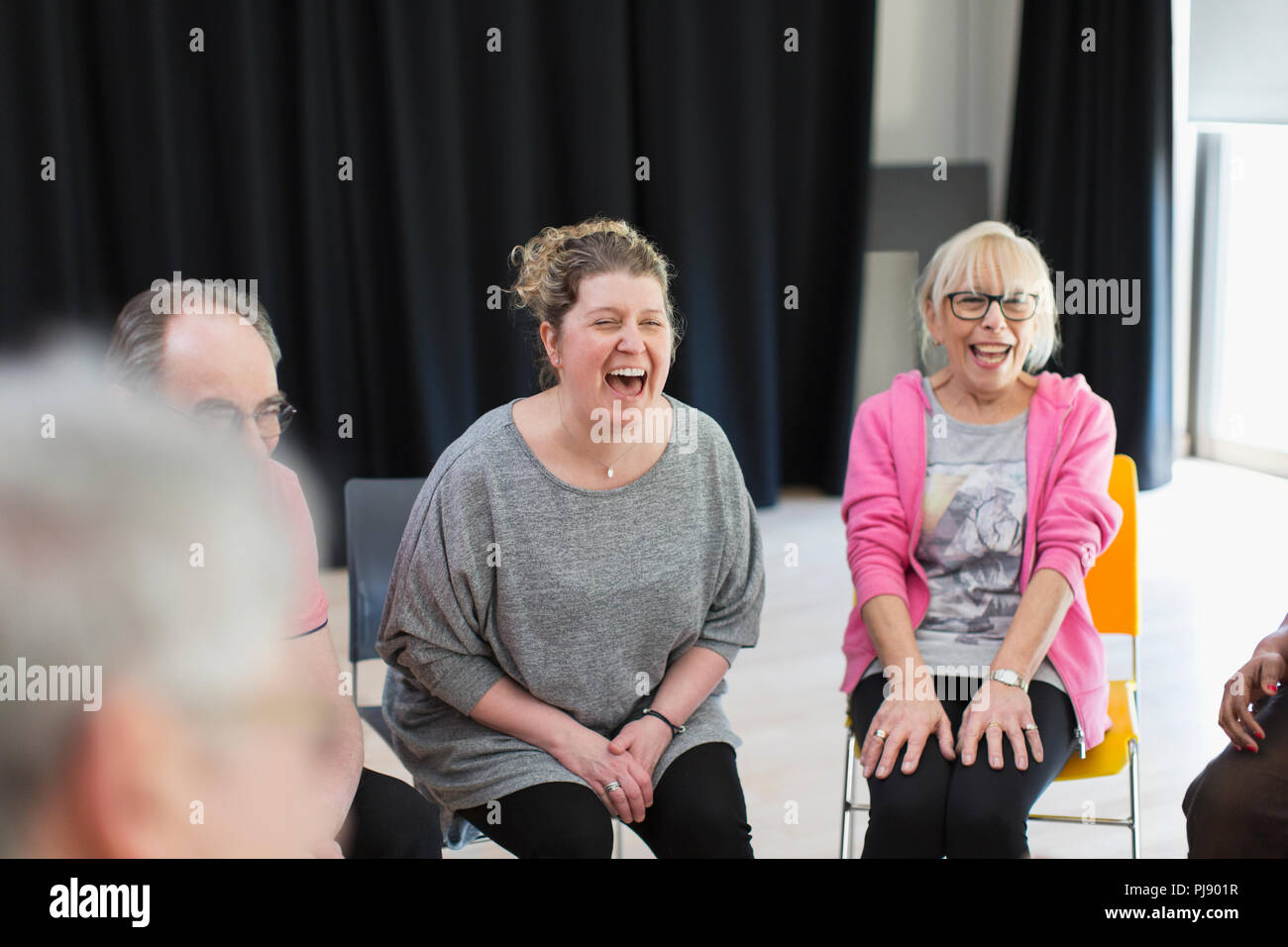 Frauen lachen im Community Center Stockfoto