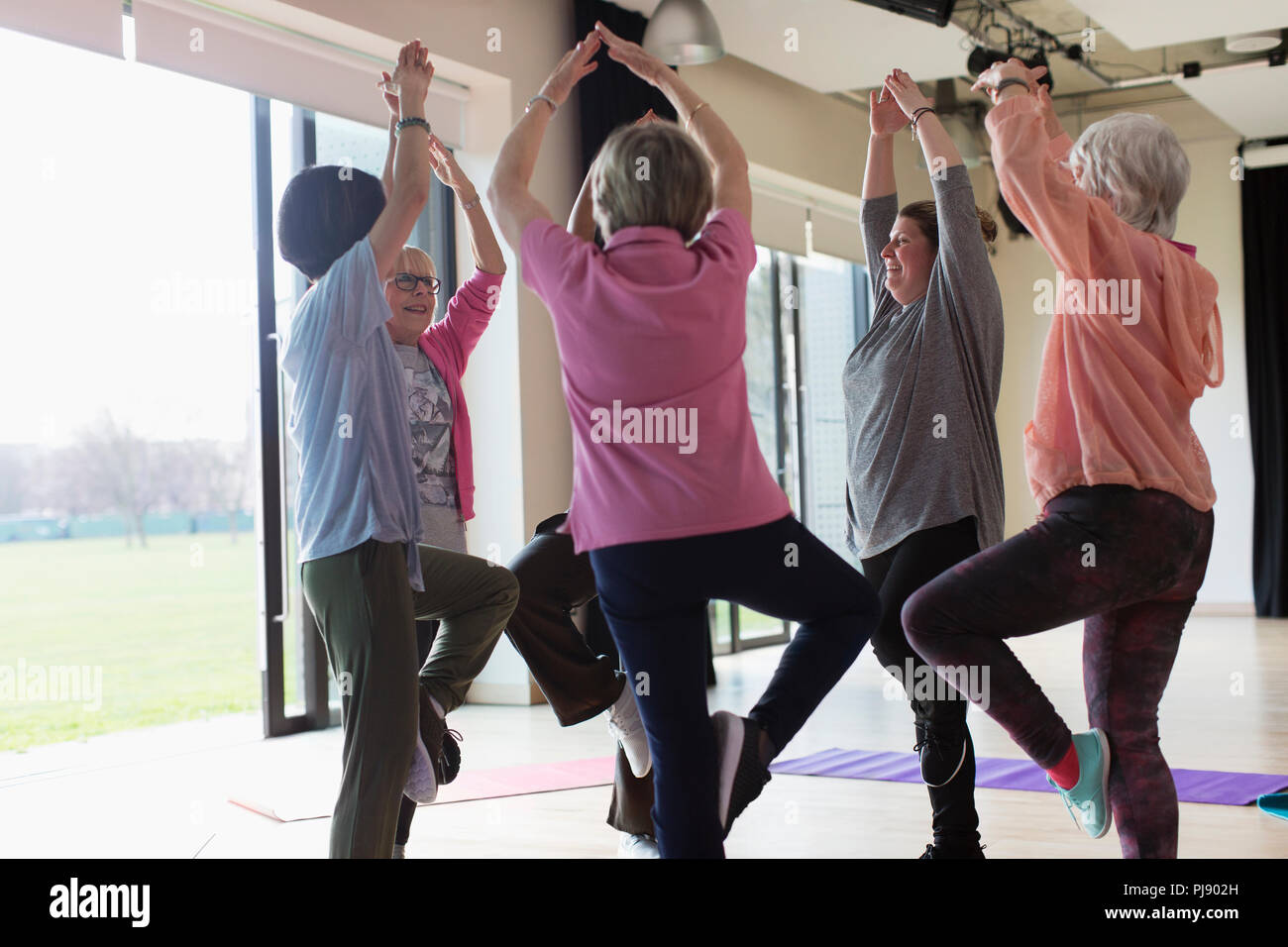 Active Senior Frauen trainieren, Üben Yoga die Baumhaltung Stockfoto