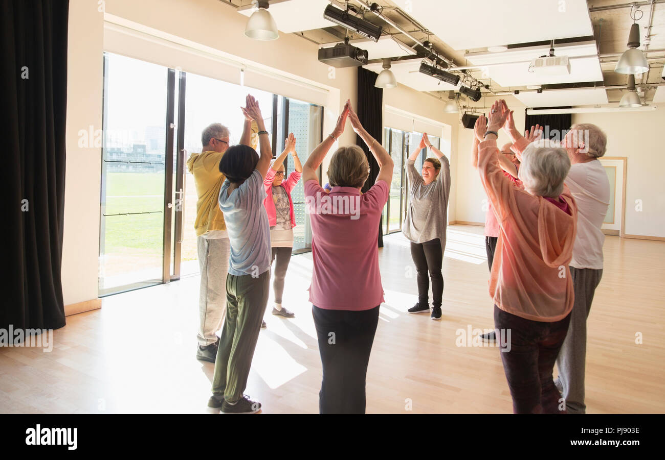 Aktive Senioren Training, Stretching arme Overhead im Kreis Stockfoto
