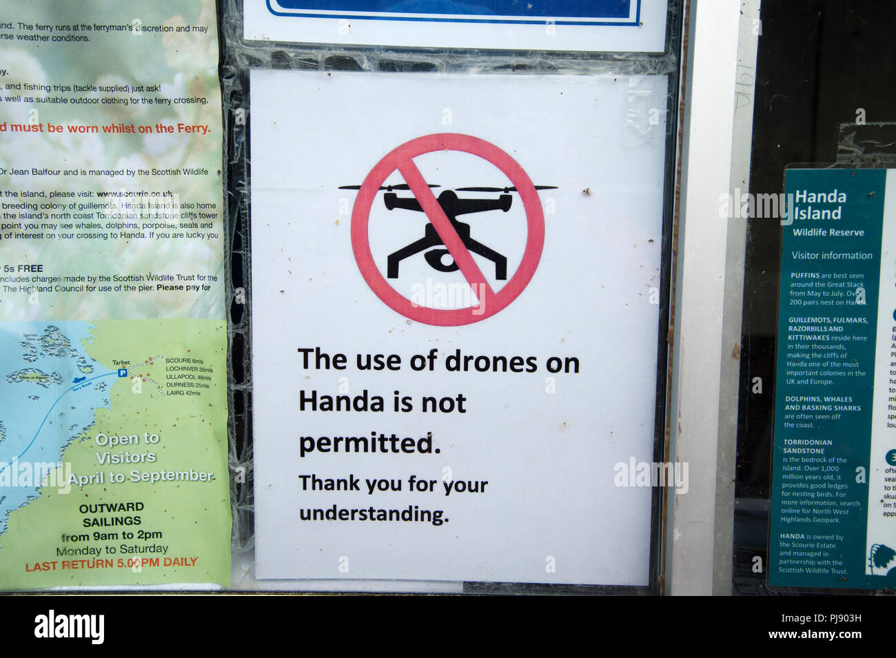 Schottland. Sutherland. Tarbet. Anmelden Warnung, dass Drohnen nicht auf Handa Island gestattet, einem Naturschutzgebiet Stockfoto