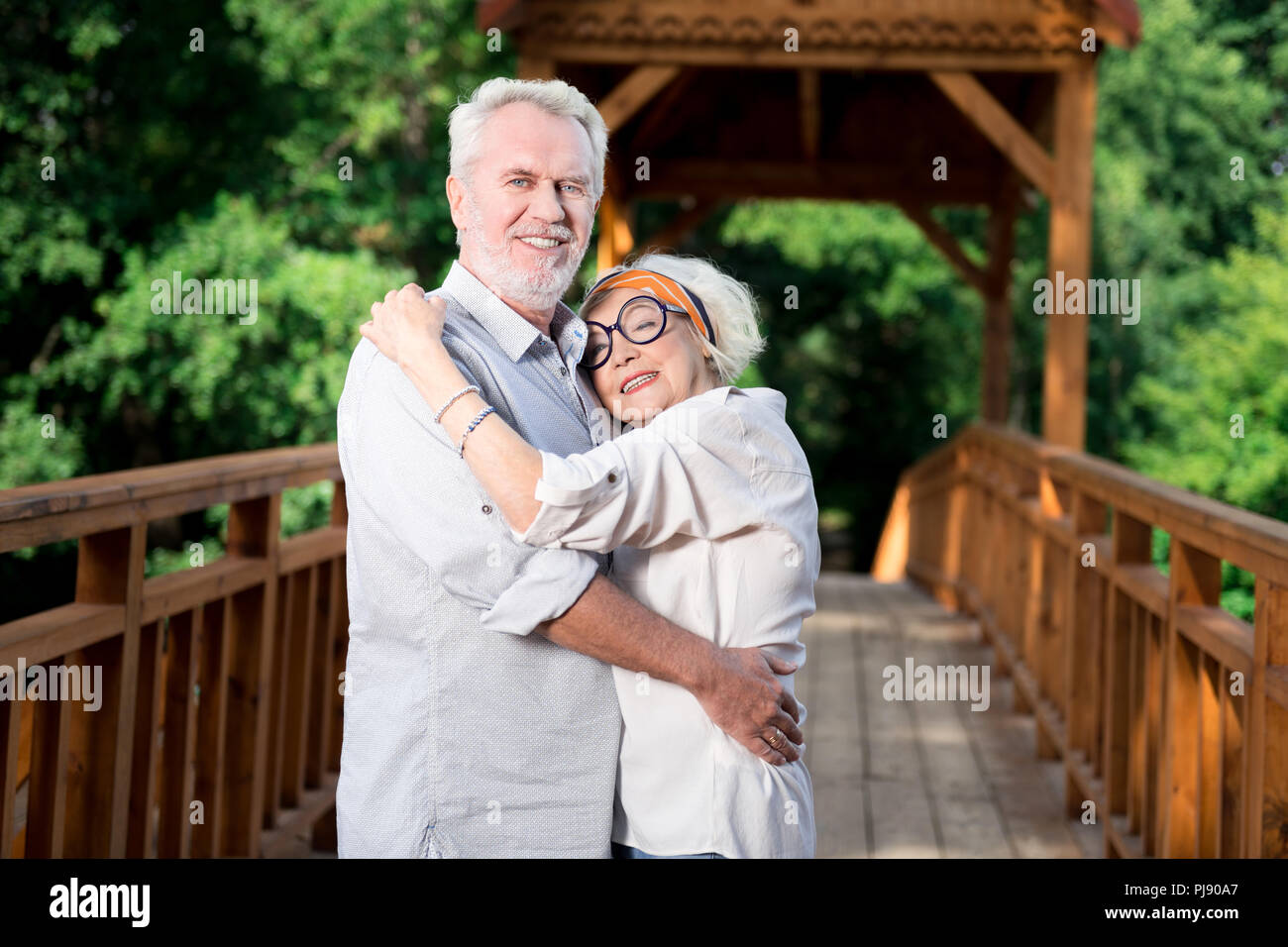 Paar strahlende ältere Frau und Mann feiert Jubiläum Stockfoto