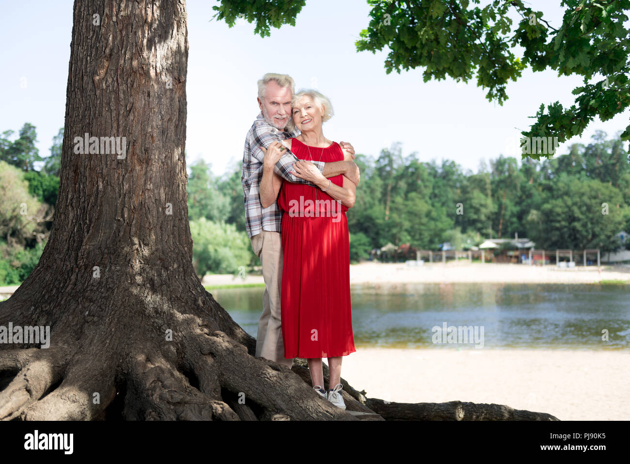 Nette gut aussehende Rentnerehepaar ihr Wochenende verbringen in der Natur Stockfoto